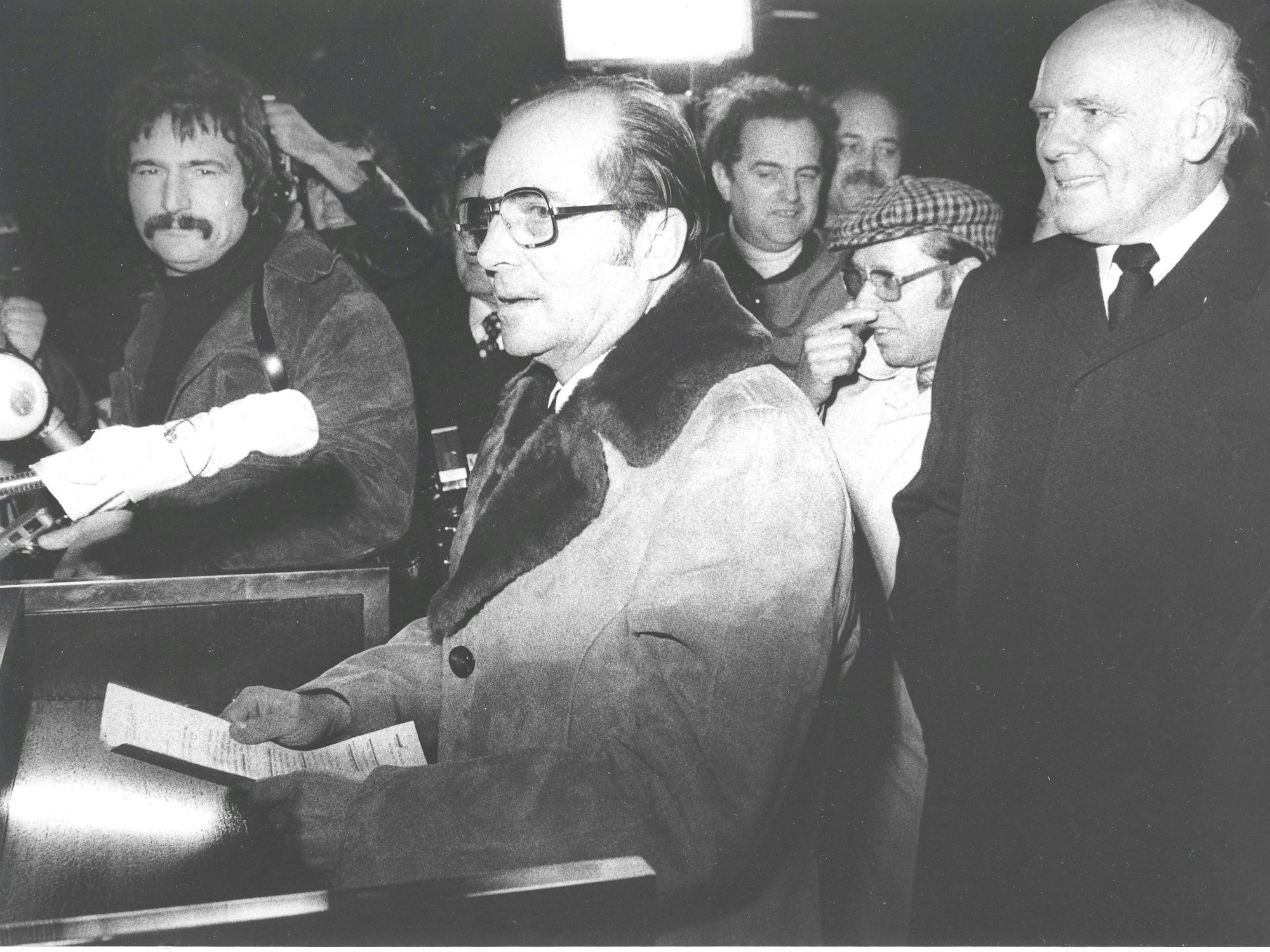 Bürgermeister Martin Reglin verliest am Abend des 6. Dezember 1975 das Urteil, das das „Köln-Gesetz“ für verfassungswidrig erklärte.