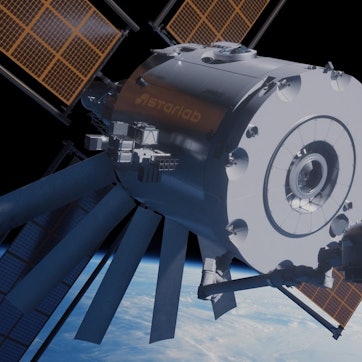 Entwurf der Raumstation Starlab - ein großes rundes Gebilde mit Flügeln vor schwarzem Himmel und blauer Erde