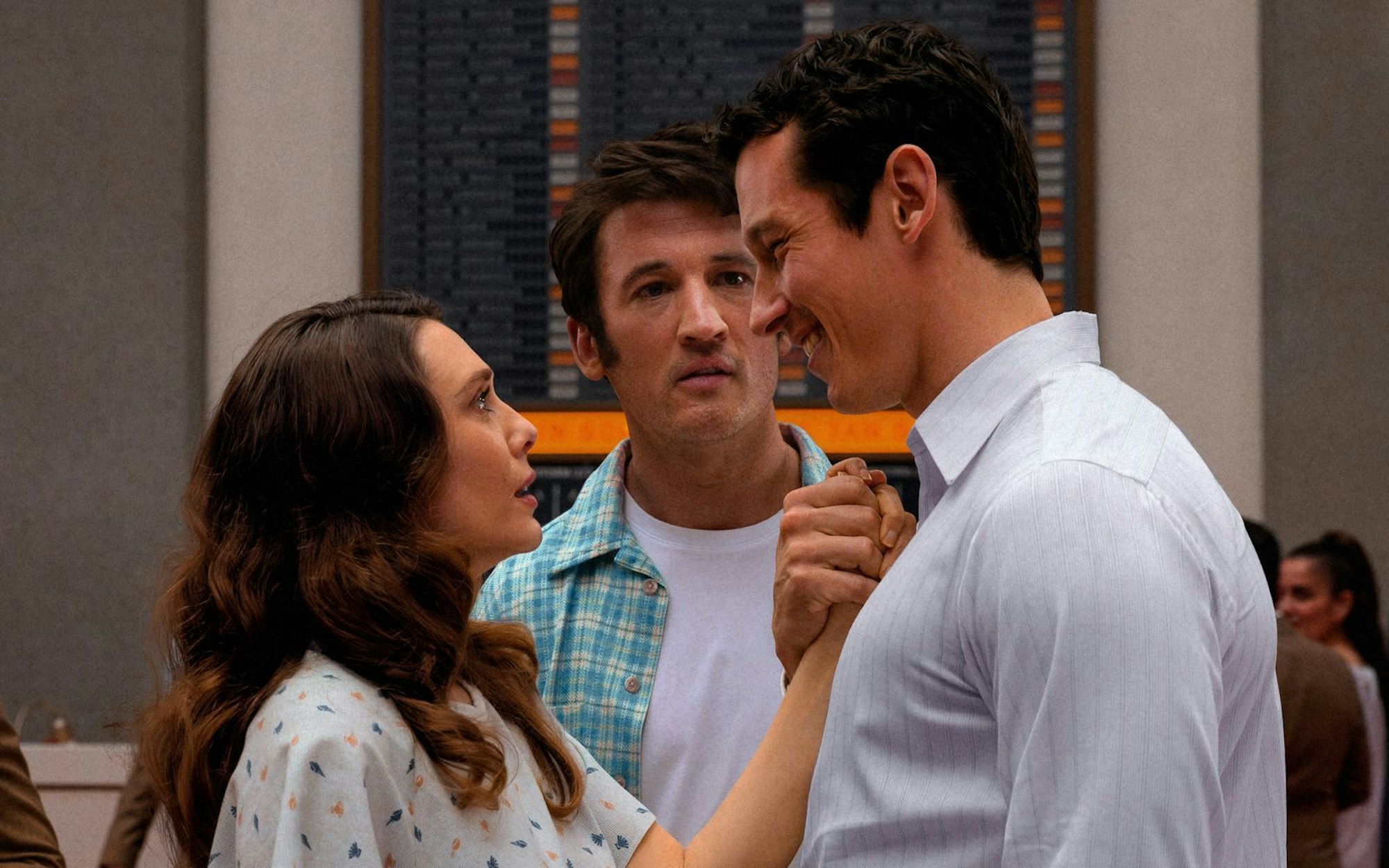 Auch nicht alltäglich: In einer jenseitigen Zwischenwelt trifft die gerade verstorbene Joan (Elizabeth Olsen) auf ihre beiden Ehemänner Larry (Miles Teller, Mitte) und Luke (Callum Turner). (Bild: A24/Eternity Productions/Leah Gallo)