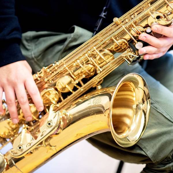 Eine Musikschülerin spielt Saxophon