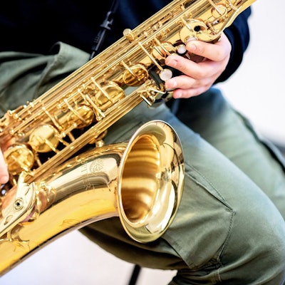 Eine Musikschülerin spielt Saxophon