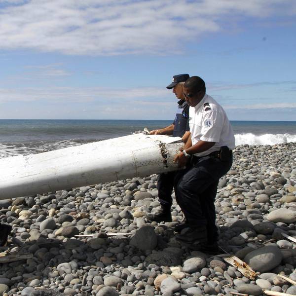 Techniker tragen ein Wrackteil, die Flügelklappe eines Flugzeugs, über einen Strand bei Saint-Andre de la Reunion. Die Suche nach dem Wrack des vor elfeinhalb Jahren verschollenen Fluges MH370 der Malaysia Airlines wird noch in diesem Jahr fortgesetzt.