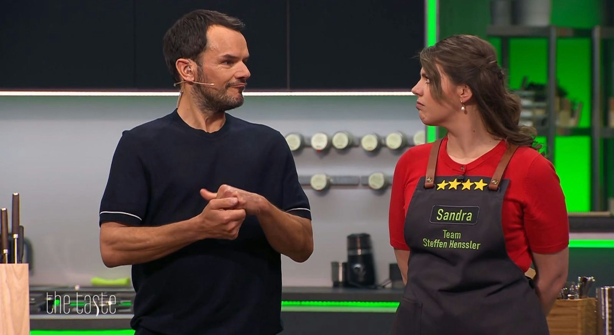Das überrascht: Die oft so souveräne Sandra landet mit ihrem Coach Steffen Henssler im gefürchteten Entscheidungskochen. (Bild: Joyn/Screenshot)