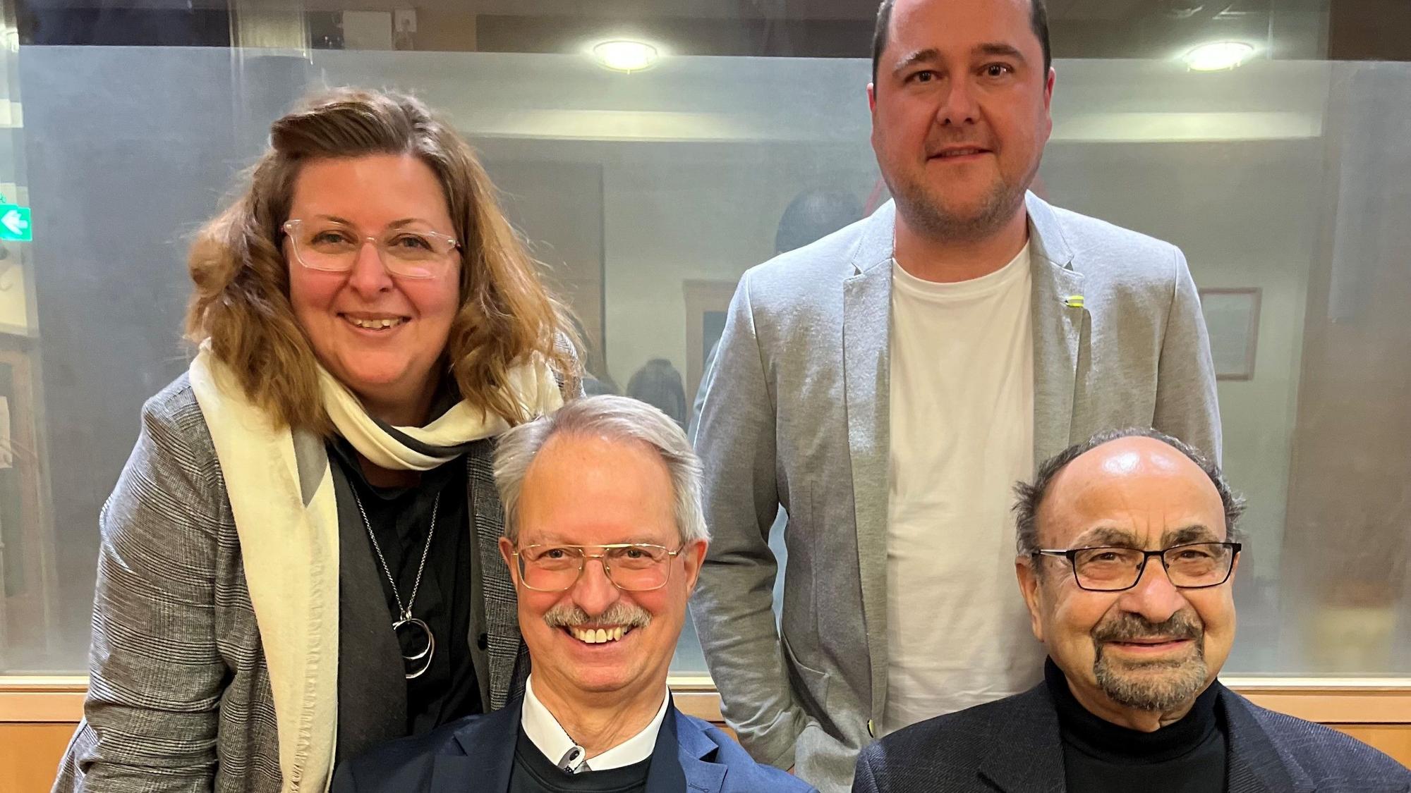 Bleiben ein Team: Katrin Rehse (neue Vorsitzende), Dr. Josef Peters (ehemaliges Vorstandsmitglied), Benjamin Schulz (neues Vorstandsmitglied) und Jannis Goudoulakis (ehemaliger Vorsitzender)