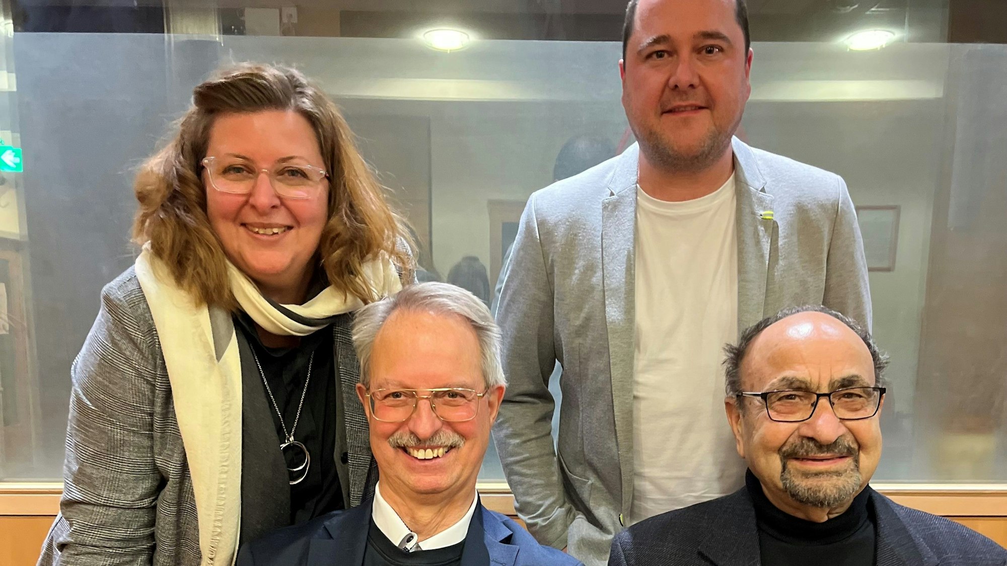 Bleiben ein Team: Katrin Rehse (neue Vorsitzende), Dr. Josef Peters (ehemaliges Vorstandsmitglied), Benjamin Schulz (neues Vorstandsmitglied) und Jannis Goudoulakis (ehemaliger Vorsitzender)