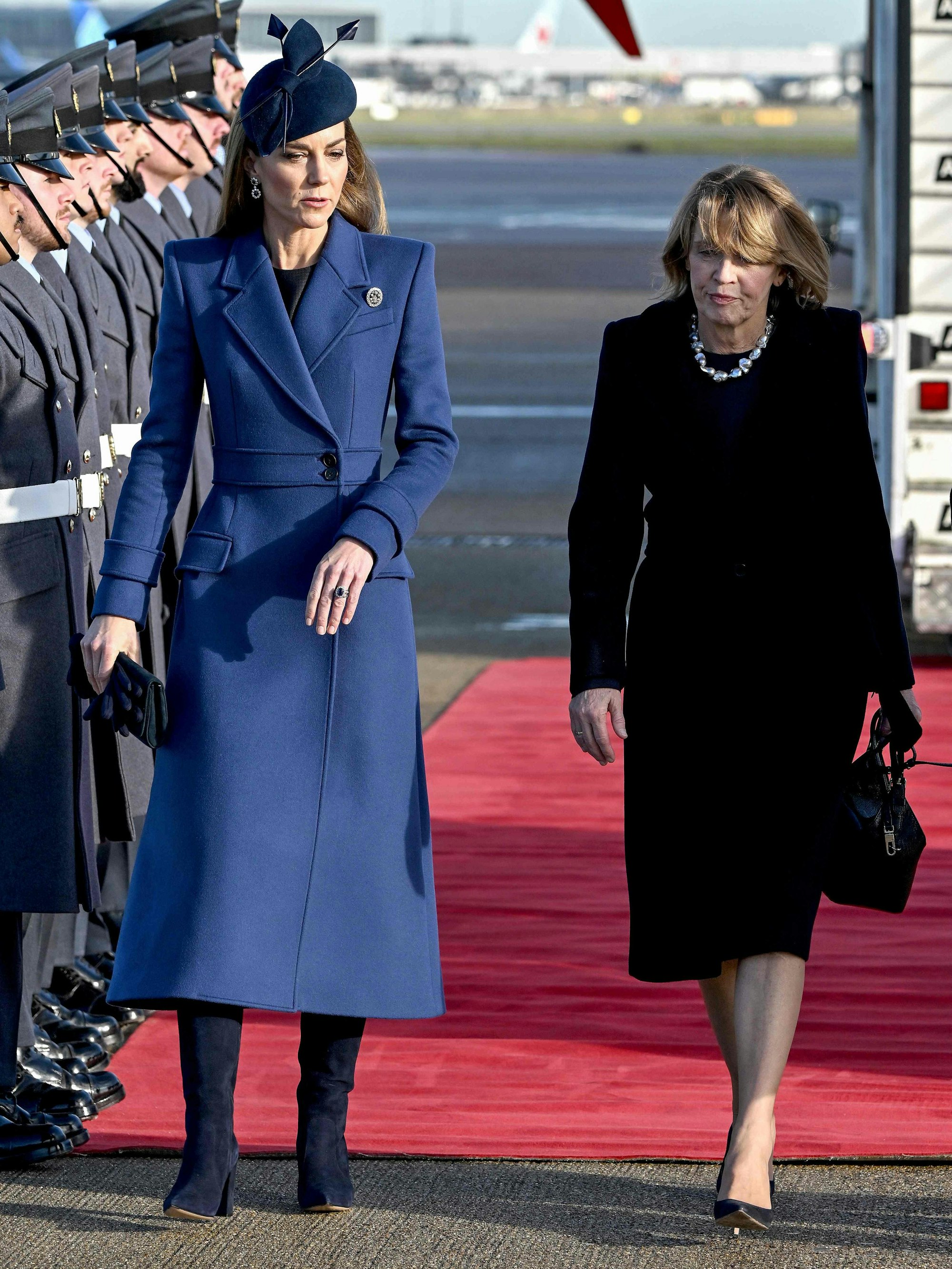 Prinzessin Kate (links) unterhält sich mit Elke Büdenbender (rechts), der Ehefrau des deutschen Bundespräsidenten Frank-Walter Steinmeier.