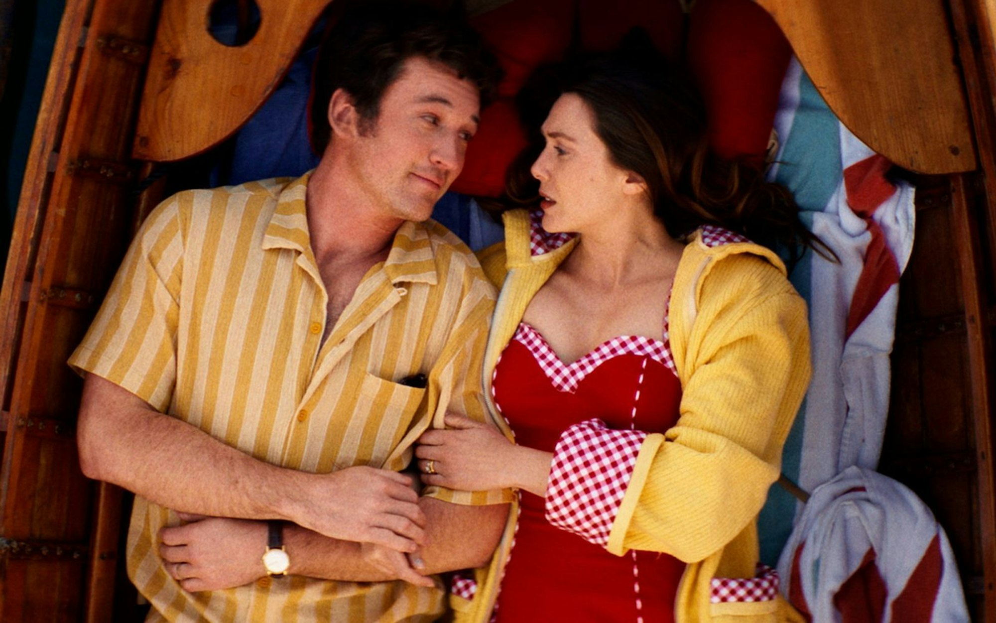 Larry (Miles Teller) möchte die Ewigkeit nach dem Tod gerne mit Joan (Elizabeth Olsen) verbringen. (Bild: A24/Eternity Productions)