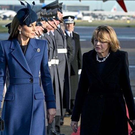 Prinzessin Kate (links) unterhält sich mit Elke Büdenbender (rechts), der Ehefrau des deutschen Bundespräsidenten Frank-Walter Steinmeier.