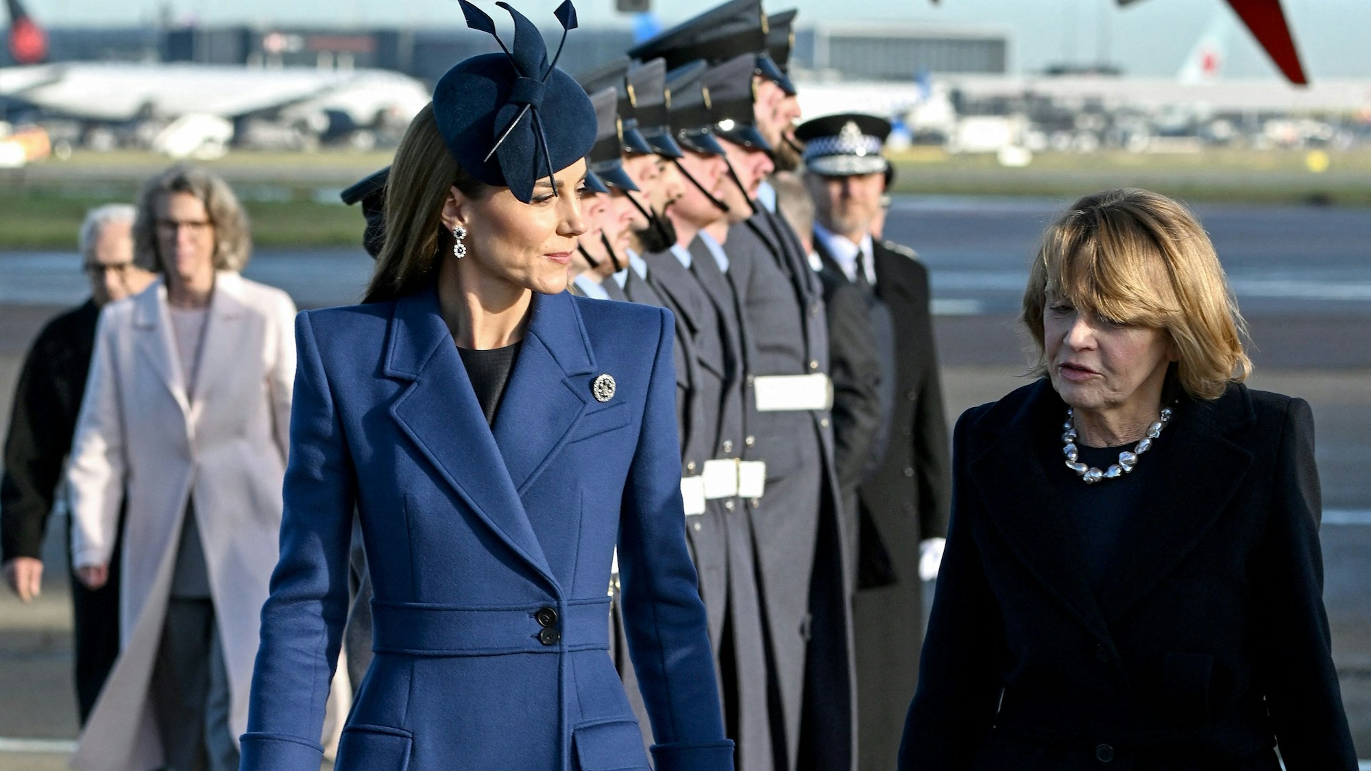 Prinzessin Kate (links) unterhält sich mit Elke Büdenbender (rechts), der Ehefrau des deutschen Bundespräsidenten Frank-Walter Steinmeier.