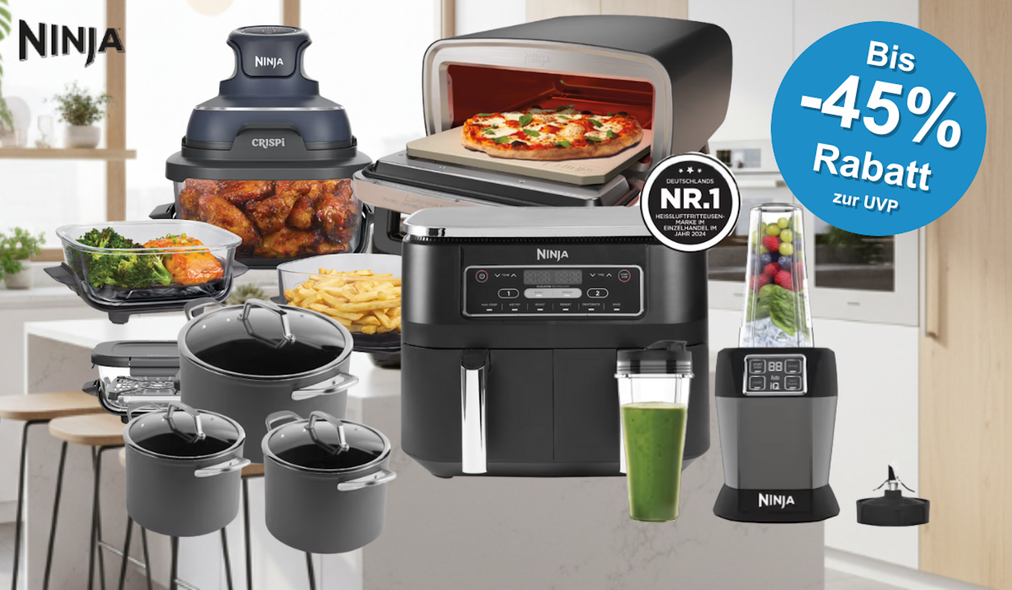 Eine Collage von Ninja-Küchengeräten wie der Creami Eismaschine und einer Heißluftfritteuse vor einem blauen Hintergrund.