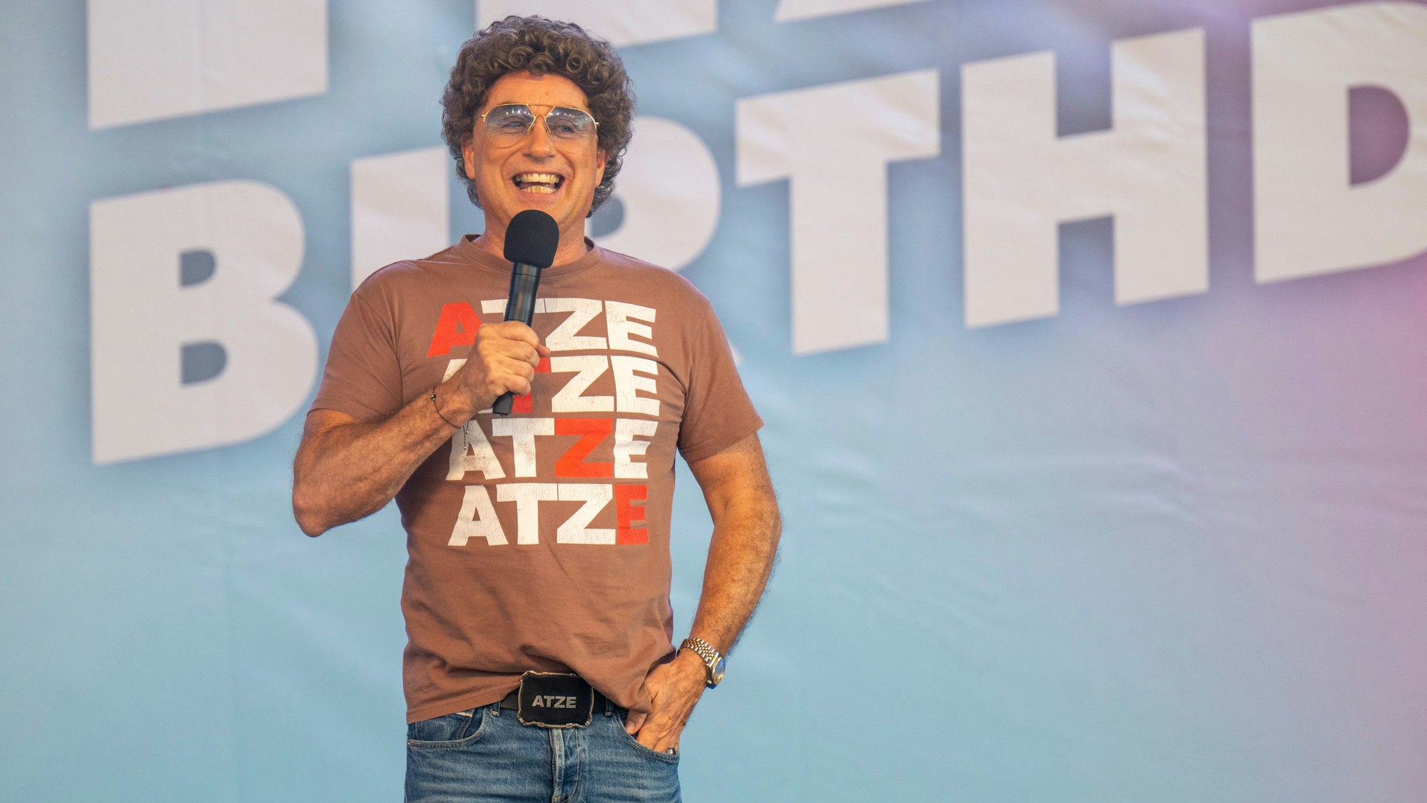 27.06.2025, Köln: Atze Schröder begeistert seine Fans. Die NightWash-Show feiert ihr 25-jähriges Jubiläum im Tanzbrunnen. Foto: Uwe Weiser