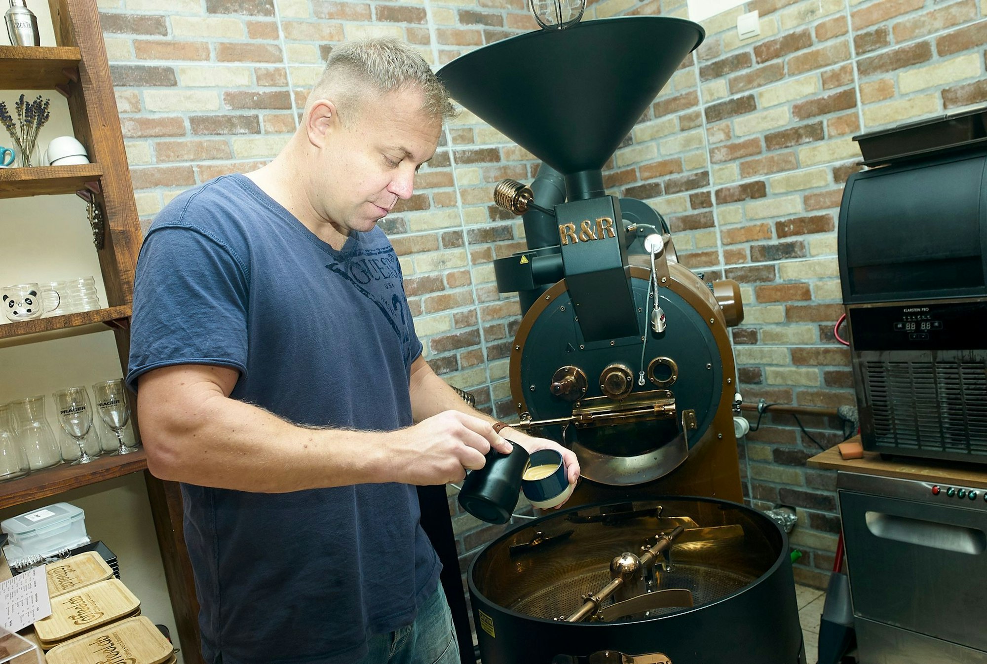 Martin Ondik bereitet in seiner Kaffeerösterei «Coffee Lab» einen Cappuccino zu.