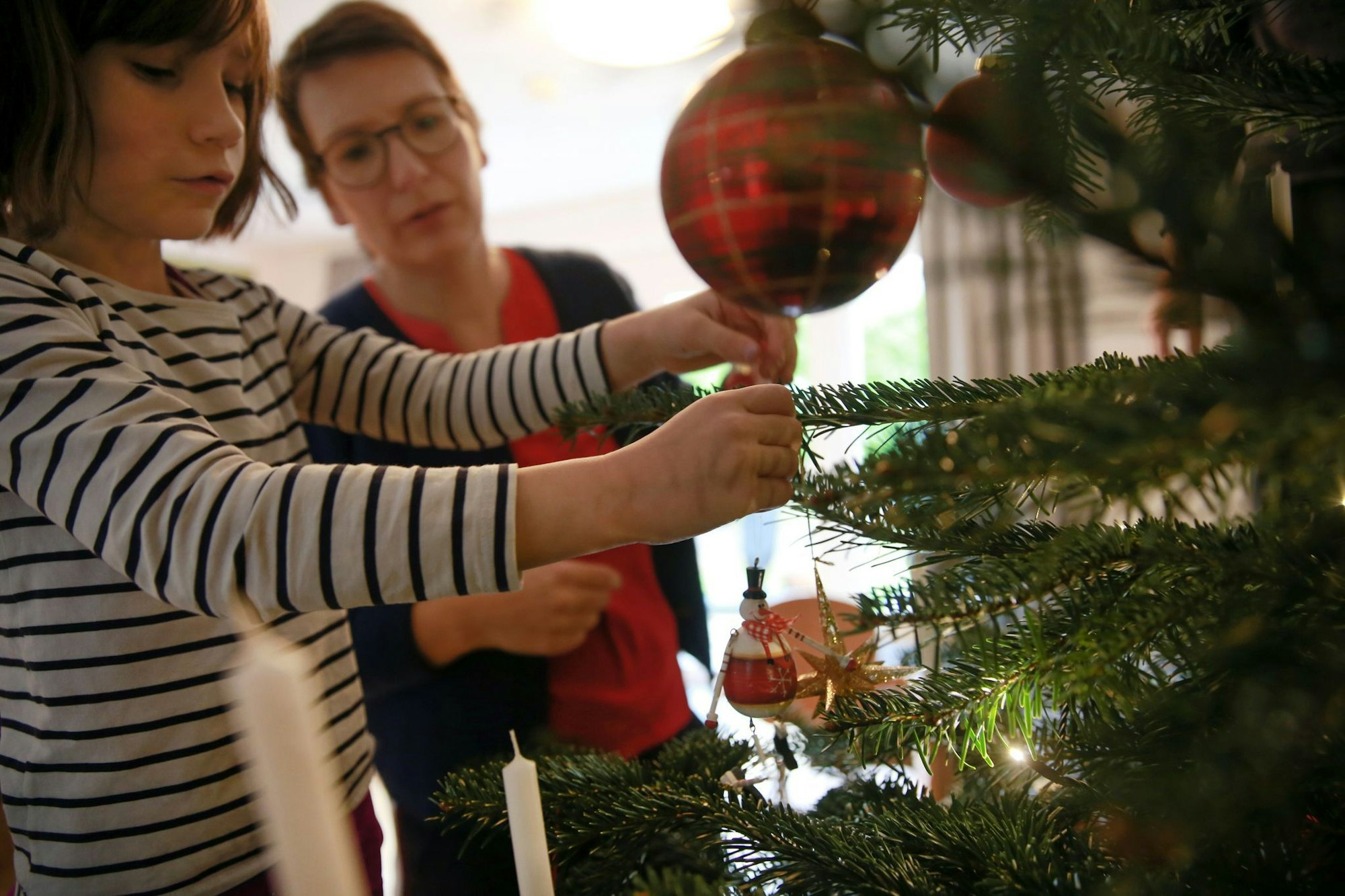 Baum schmücken, Plätzchen backen: Wiederkehrende Rituale vermitteln Kindern in der Weihnachtszeit Vertrautheit, Vorhersagbarkeit und Wertschätzung.