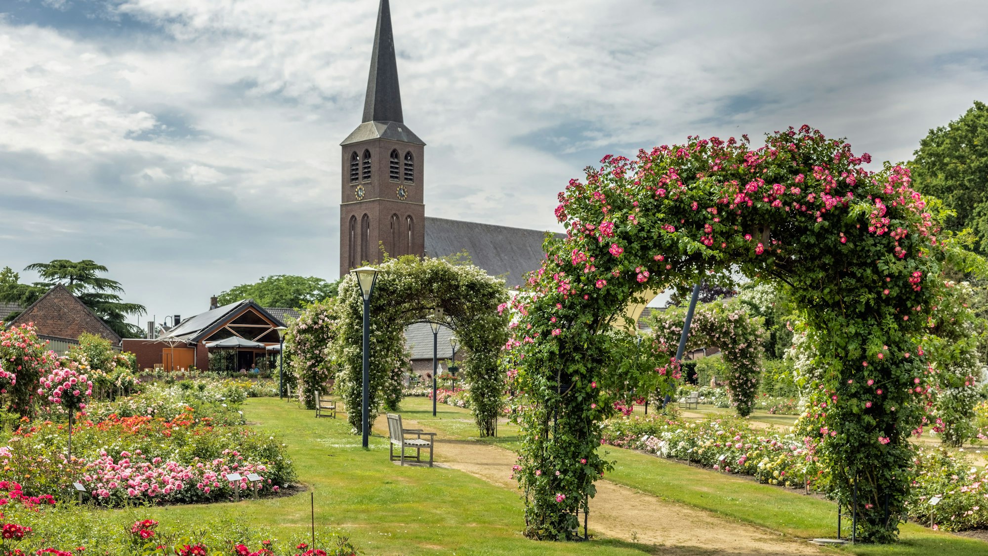 Im niederländischen Lottum wird Jozefa W. im Jahr 1996 ermordet. Der kleine Ort wird auch Rosendorf genannt.