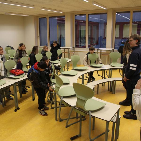 Einzug von Gesamtschule und Realschule in den Bildungscampus Neuenhof, eine fünfte Klasse in ihrem neuen Unterrichtsraum