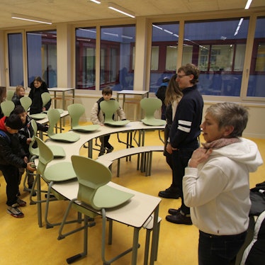 Einzug von Gesamtschule und Realschule in den Bildungscampus Neuenhof, eine fünfte Klasse in ihrem neuen Unterrichtsraum