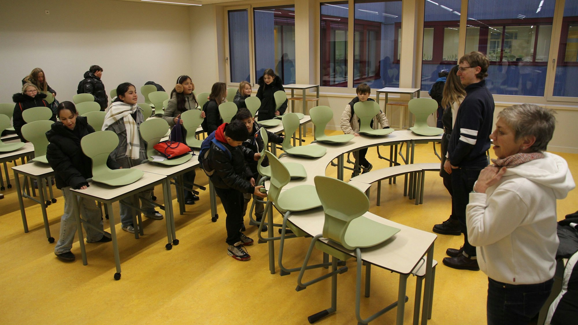 Einzug von Gesamtschule und Realschule in den Bildungscampus Neuenhof, eine fünfte Klasse in ihrem neuen Unterrichtsraum