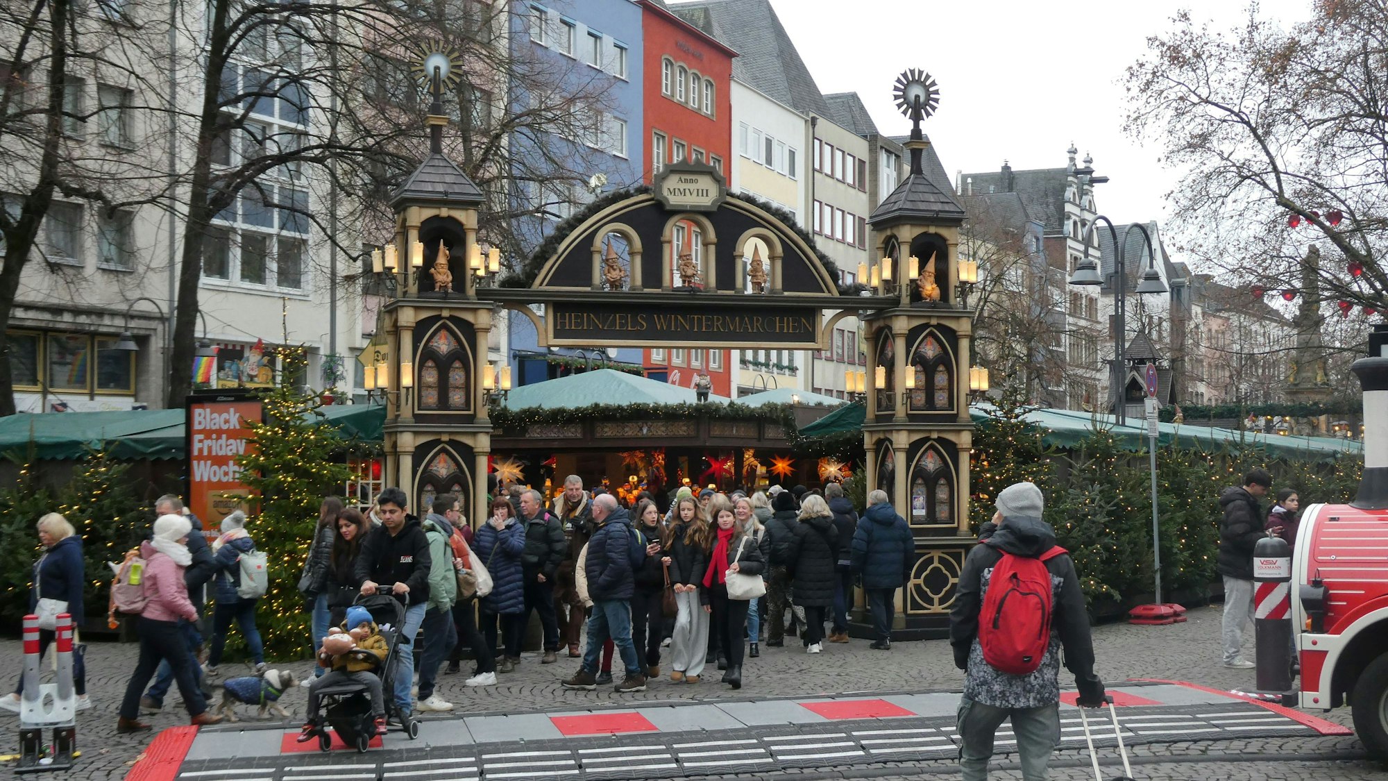 Sonntag, 30. November: Der Weihnachtsmarkt am Alter Markt ist geöffnet, die Sicherheitseinrichtungen noch nicht. Die Bimmelbahn (rechts) muss über die Absperrung fahren. Das passiert im Laufe des Tages im Zehn-Minuten-Takt.