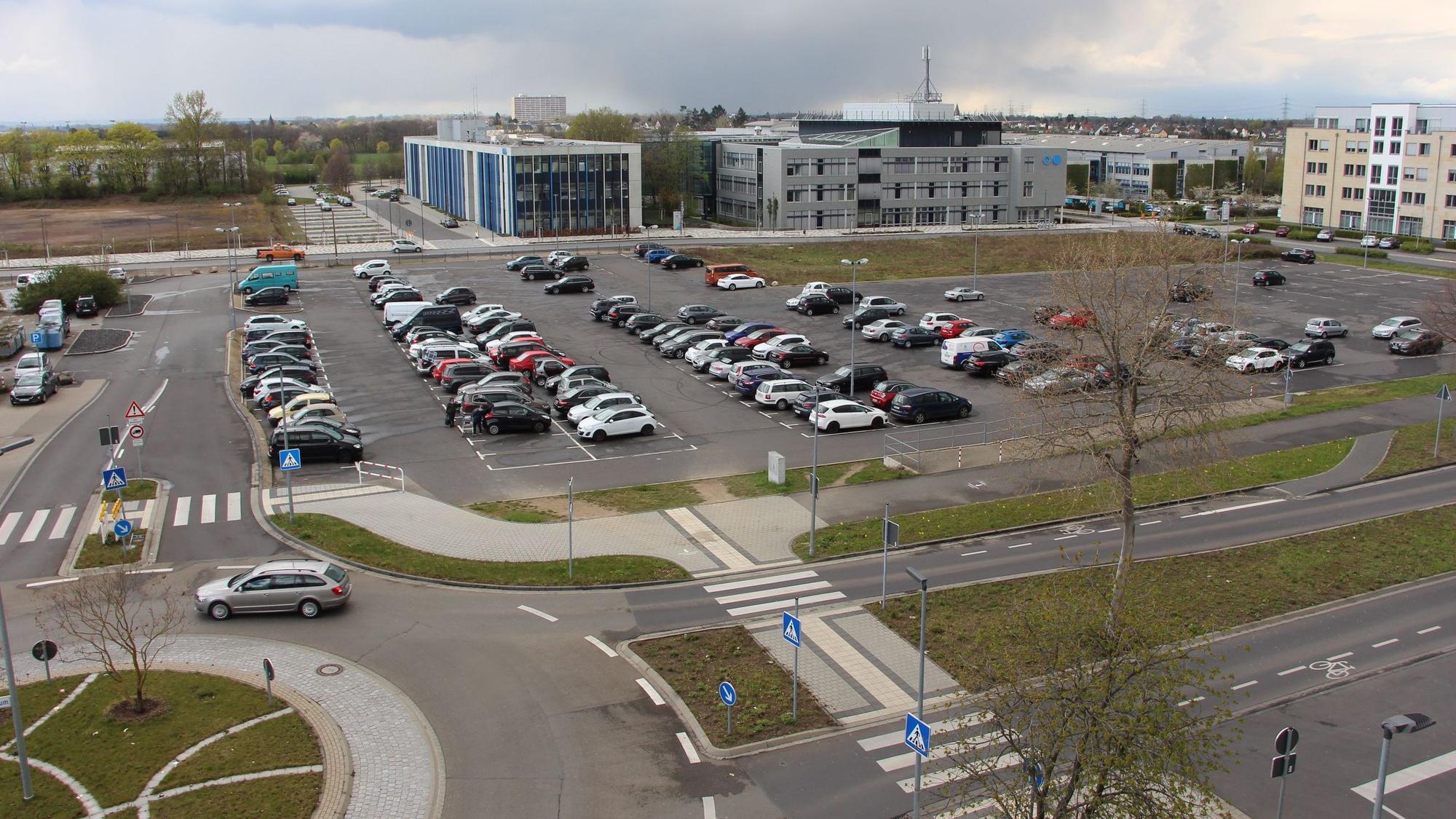 Wo jetzt noch Autos parken, soll das neue Quartier mit Schwerpunkt Wohnraum entstehen. Auf dem Areal hinten links vergrößert sich die Hochschule mit einem Neubau.