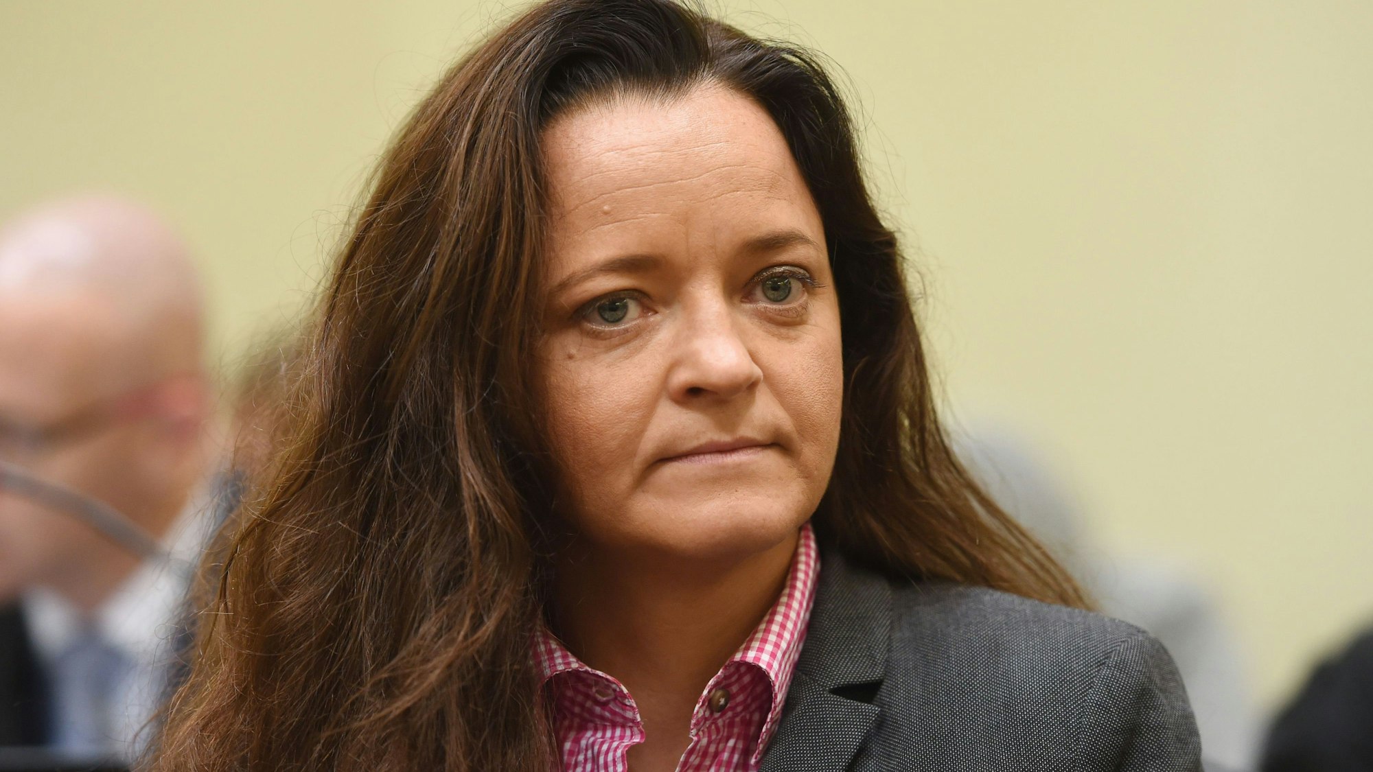 Die damals als Mittäterin bei den Verbrechen der rechtsextremen Terrorzelle „Nationalsozialistischer Untergrund“ (NSU) angeklagte Beate Zschäpe sitzt im Gerichtssaal im Oberlandesgericht München. (Archivbild)