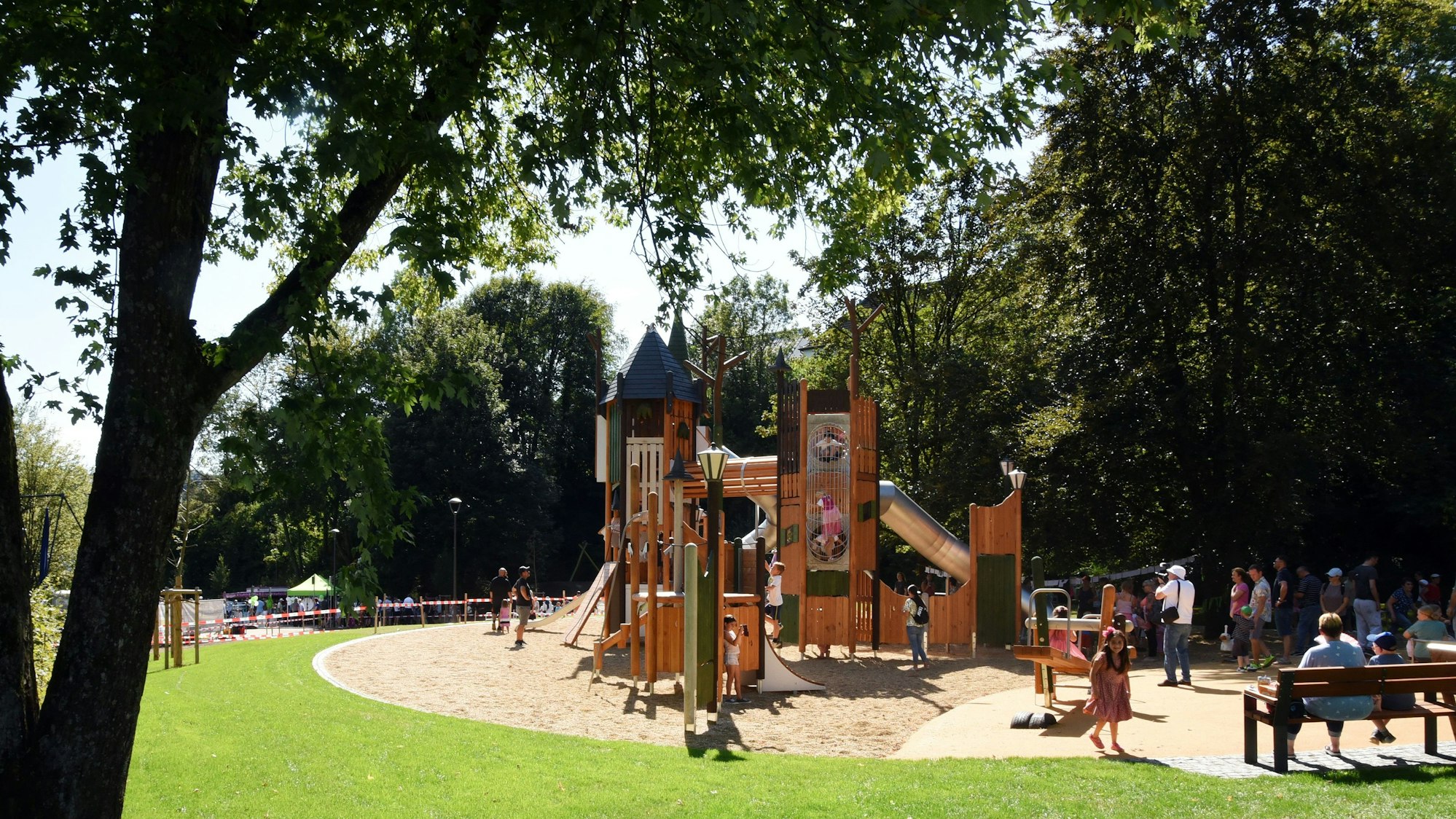 Zu sehen ist ein Park mit Spielplatz.