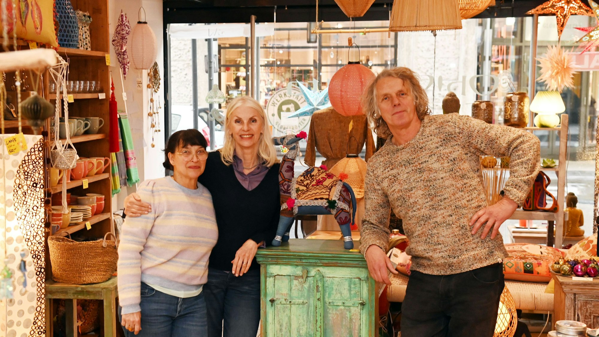 02.12.2025 Köln. Oh-Calcutta-Geschäft in der Innenstadt schließt nach 29 Jahren zum Jahresende (indische Möbel und Besonderheiten aus aller Welt). Patricia Schlüter und Norbert Wiefers mit Mitarbeiterin Yasmin Gönenc (links). Foto: Alexander Schwaiger