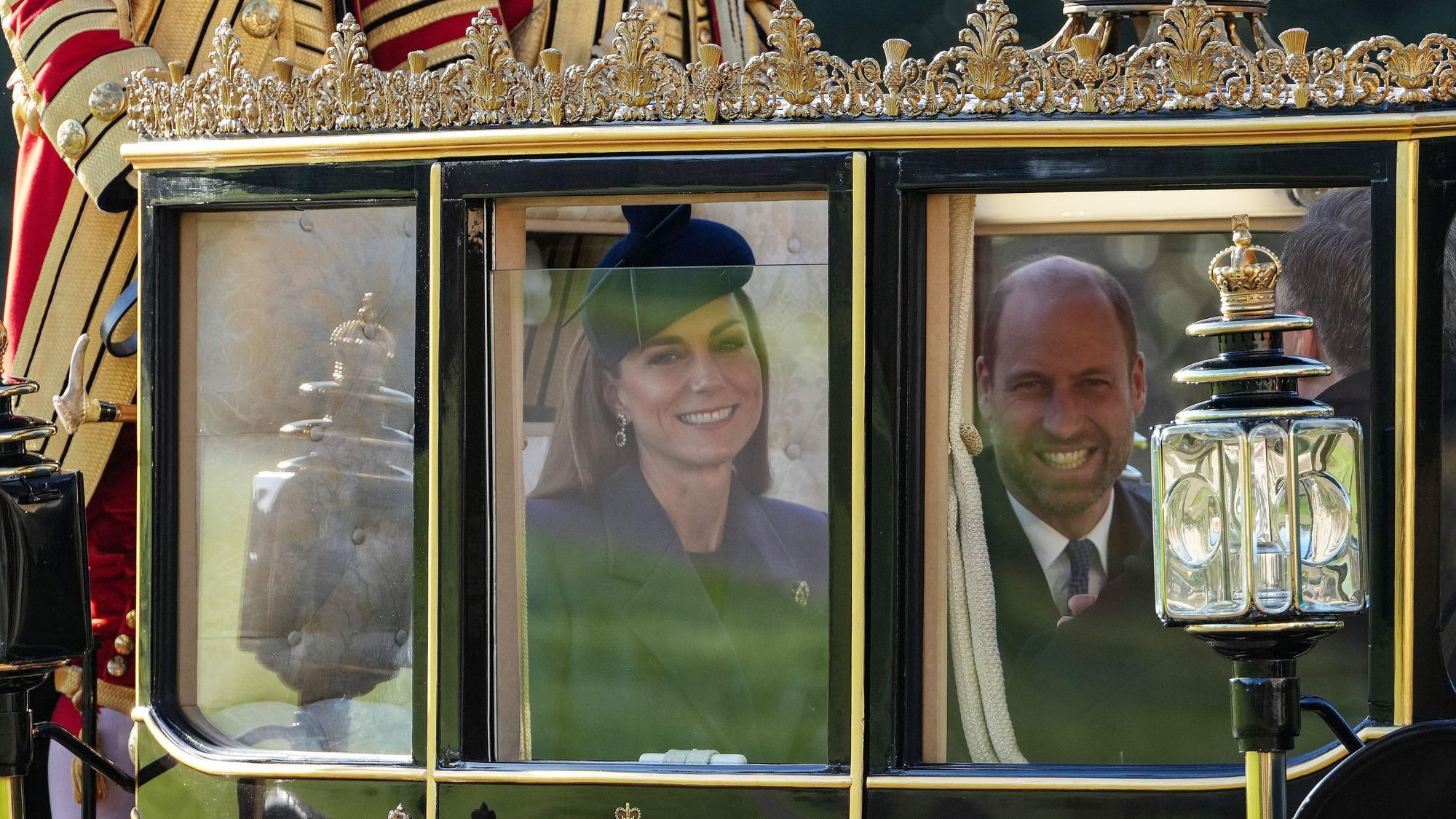Prinzessin Kate und Prinz William fahren in einer Pferdekutsche zur feierlichen Begrüßung auf Schloss Windsor am ersten Tag des dreitägigen Staatsbesuchs von Bundespräsident Frank-Walter Steinmeier.