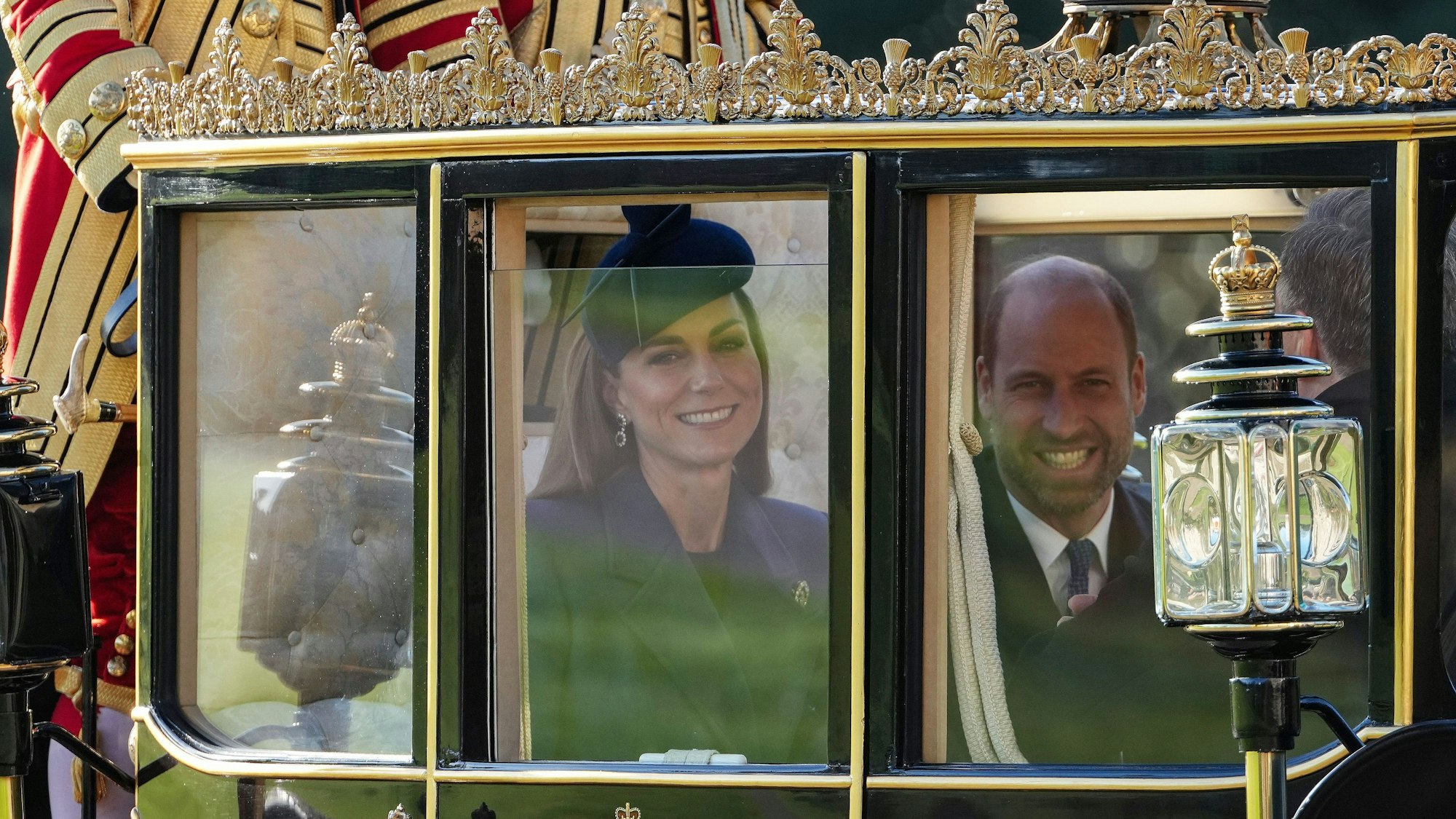 Prinzessin Kate und Prinz William fahren in einer Pferdekutsche zur feierlichen Begrüßung auf Schloss Windsor am ersten Tag des dreitägigen Staatsbesuchs von Bundespräsident Frank-Walter Steinmeier.