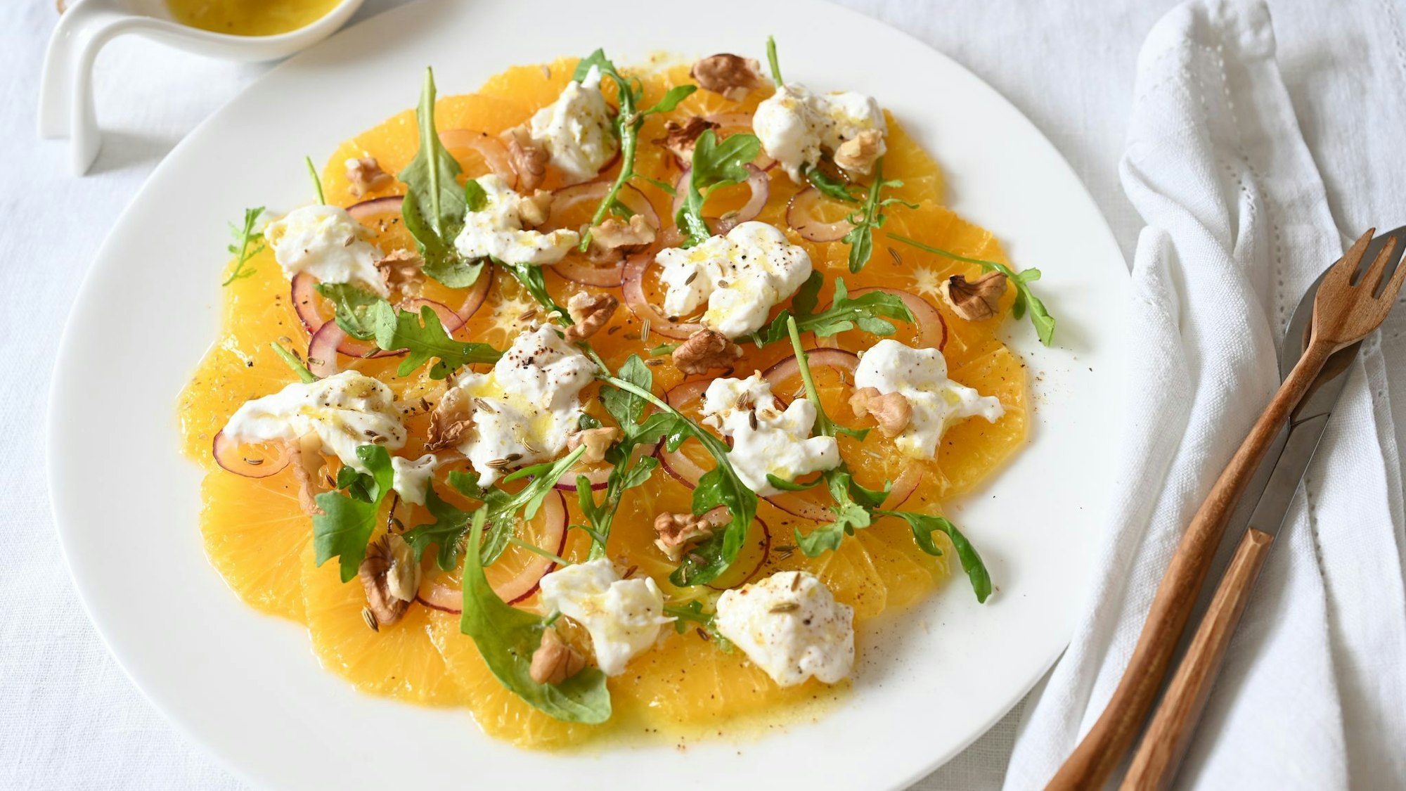 Erinnert an das Strahlen der Sonne: Das Orangen-Carpaccio ist nicht nur fruchtig, sondern verzaubert auch mit einem herzhaften Knoblauch-Kick.