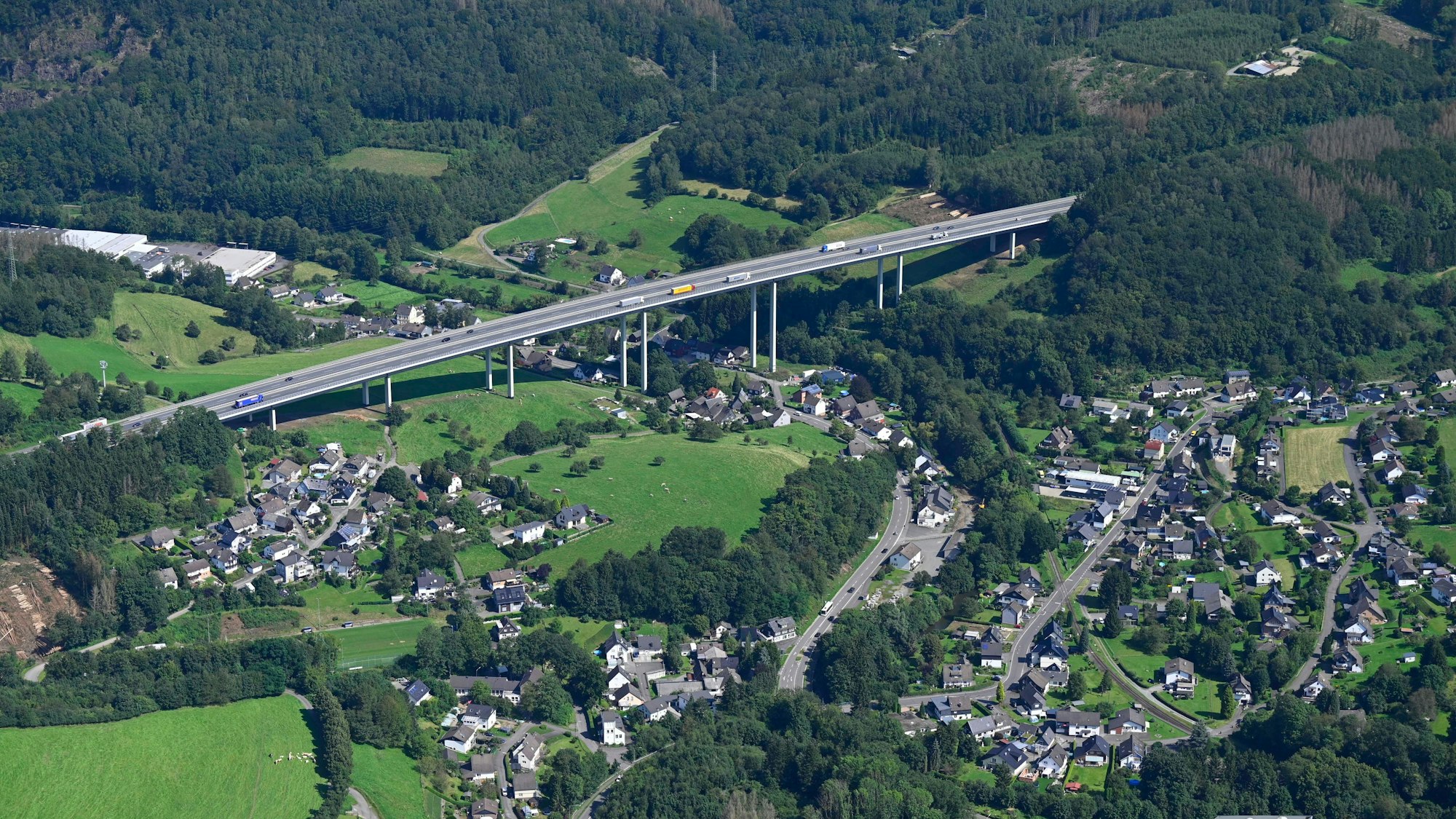 Die A4 wird Gummersbach über die Wiehltalbrücke geführt (Archivfoto).