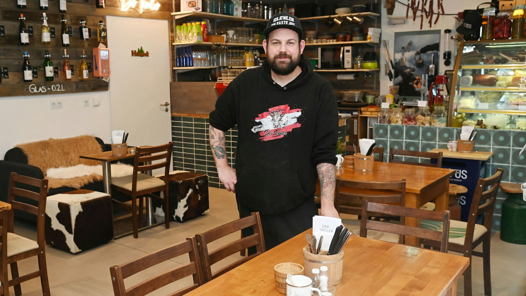Der Tiroler in Köln ist gemütlich mit Holztischen eingerichtet und ist nicht nur Restaurant, sondern auch Feinkostladen. (Archivbild)