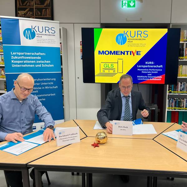 Burkhard Vollbach von Momentive, Kurs-Koordinator Dirk Roth und Schulleiterin Eva Schönemann unterschreiben die Kooperationsvereinbarung.