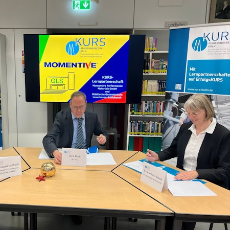 Burkhard Vollbach von Momentive, Kurs-Koordinator Dirk Roth und Schulleiterin Eva Schönemann unterschreiben die Kooperationsvereinbarung.