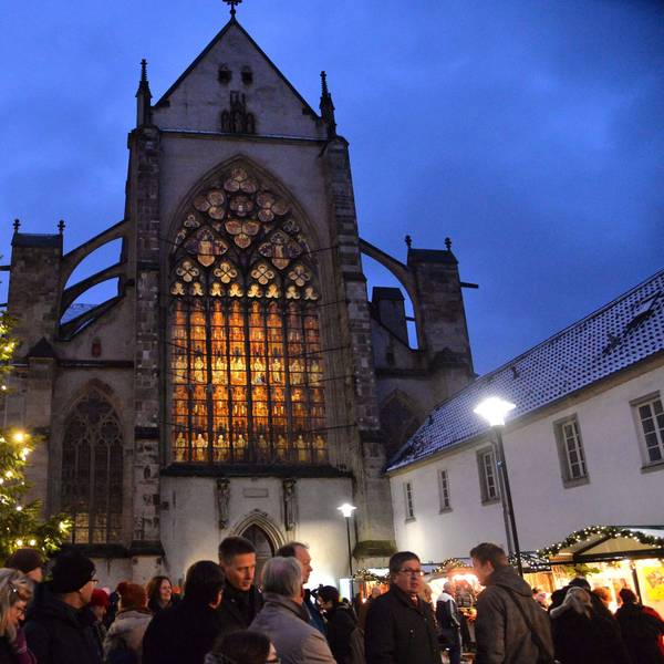 Viele Menschen auf dem Weihnachtsmarkt am Altenberger Dom.