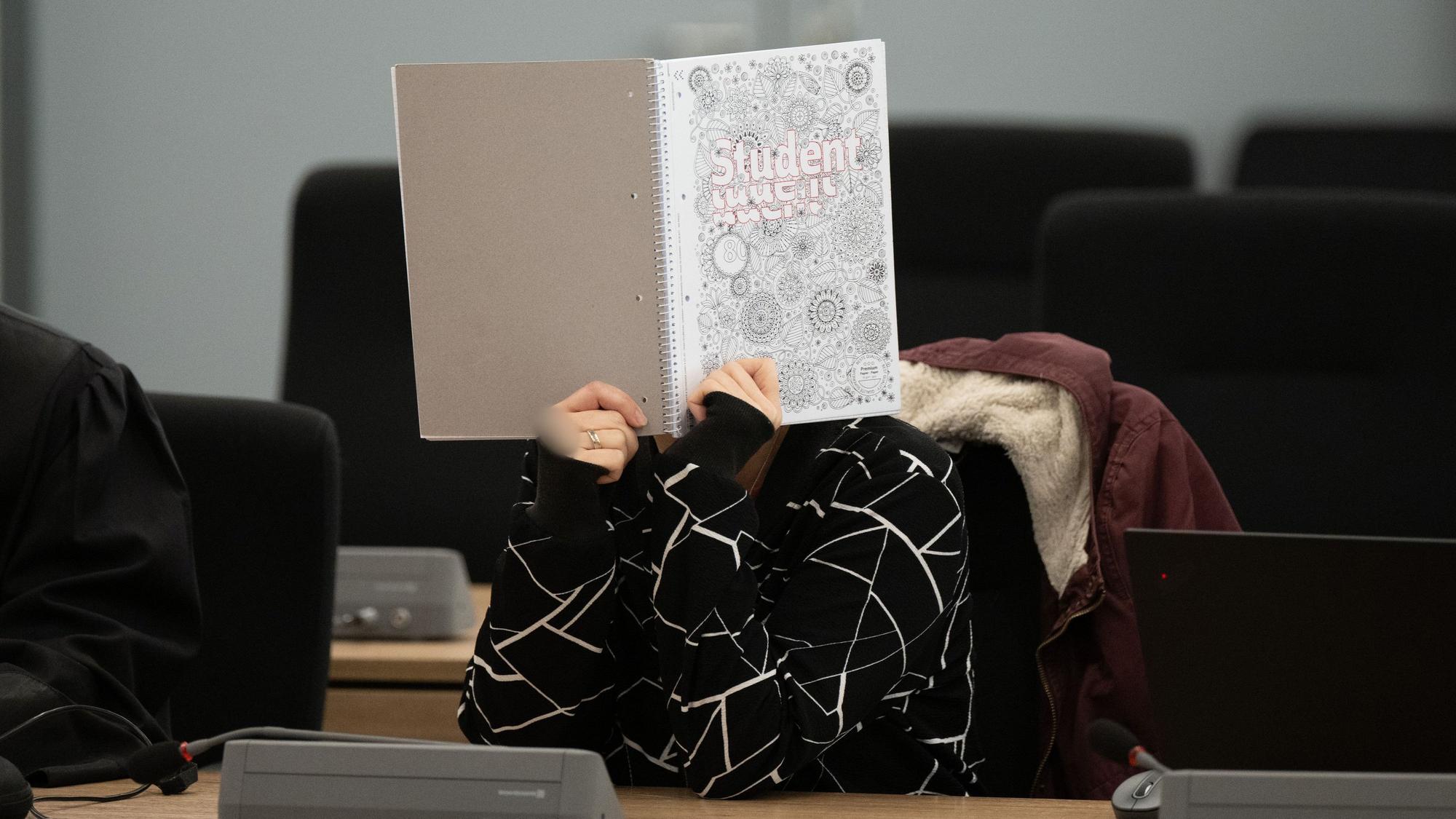 Die Angeklagte Susann E. sitzt vor Prozessbeginn im Oberlandesgericht (OLG) Dresden. Die mutmaßliche Vertraute der NSU-Terroristin Zschäpe ist unter anderem wegen Unterstützung einer terroristischen Vereinigung angeklagt.
