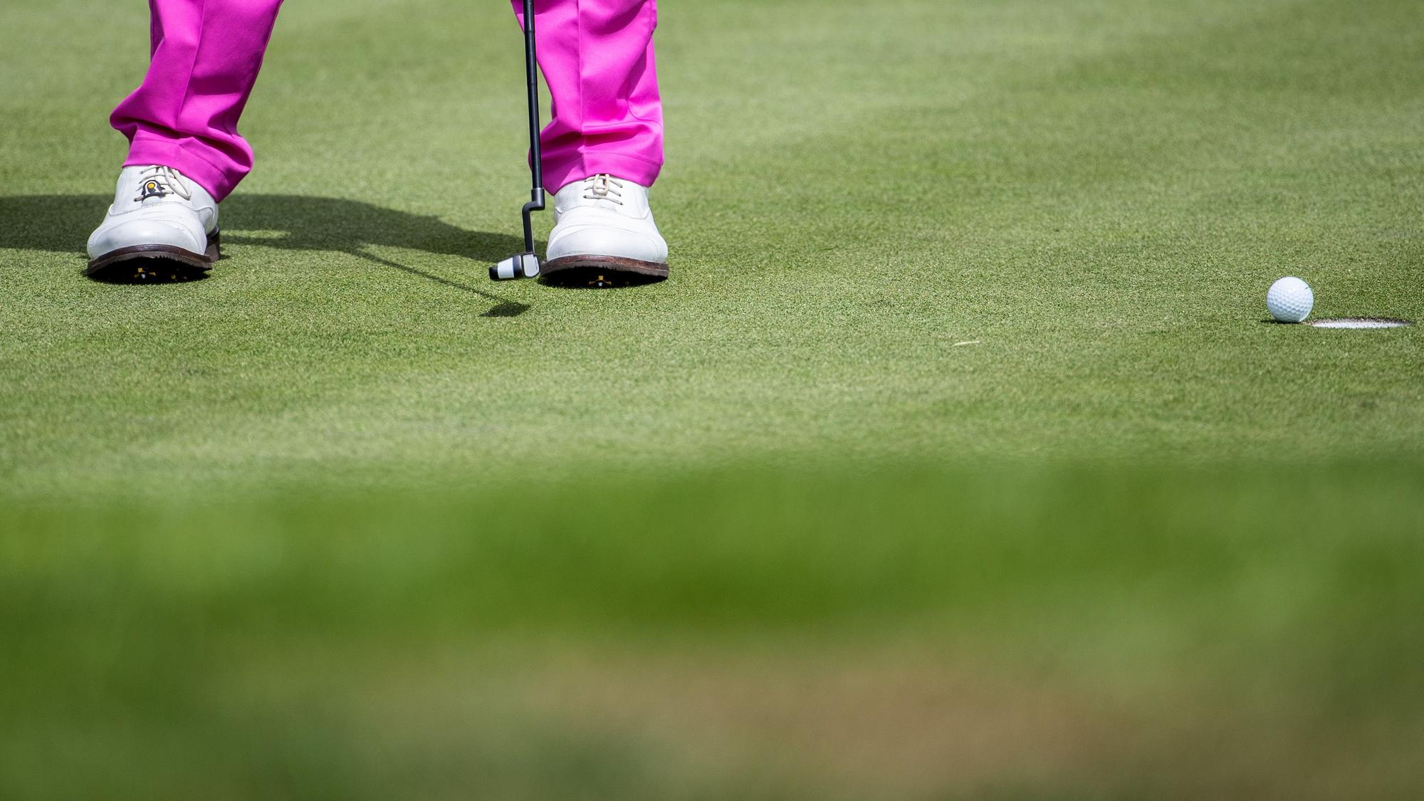 Ein Golfspieler locht einen Ball auf dem Grün in Pulheim ein. (Symbolbild)
