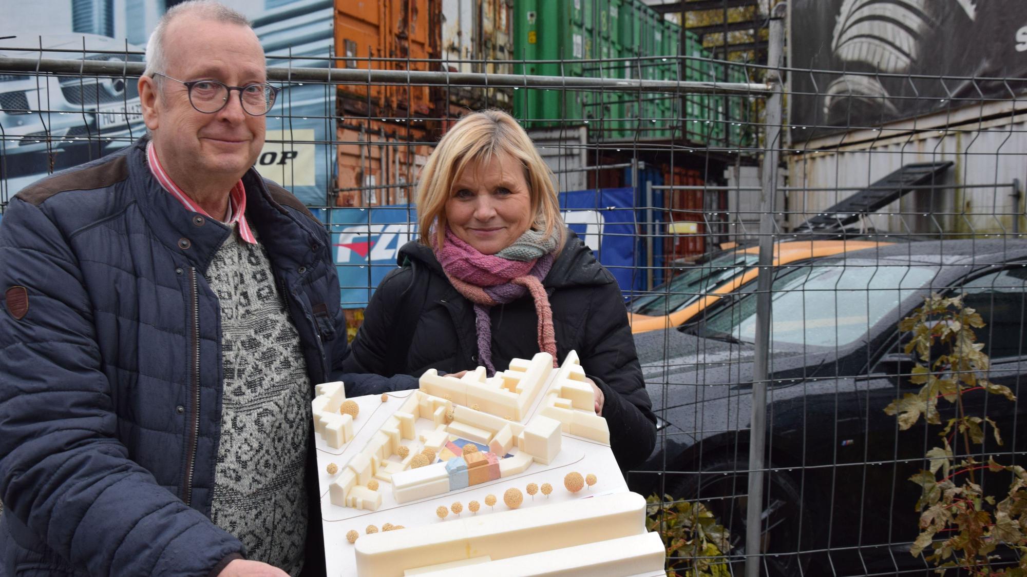 Dirk Kästel und Jutta Grumprich-Kästel von der Cultopia Stiftung mit dem Neubau-Model.