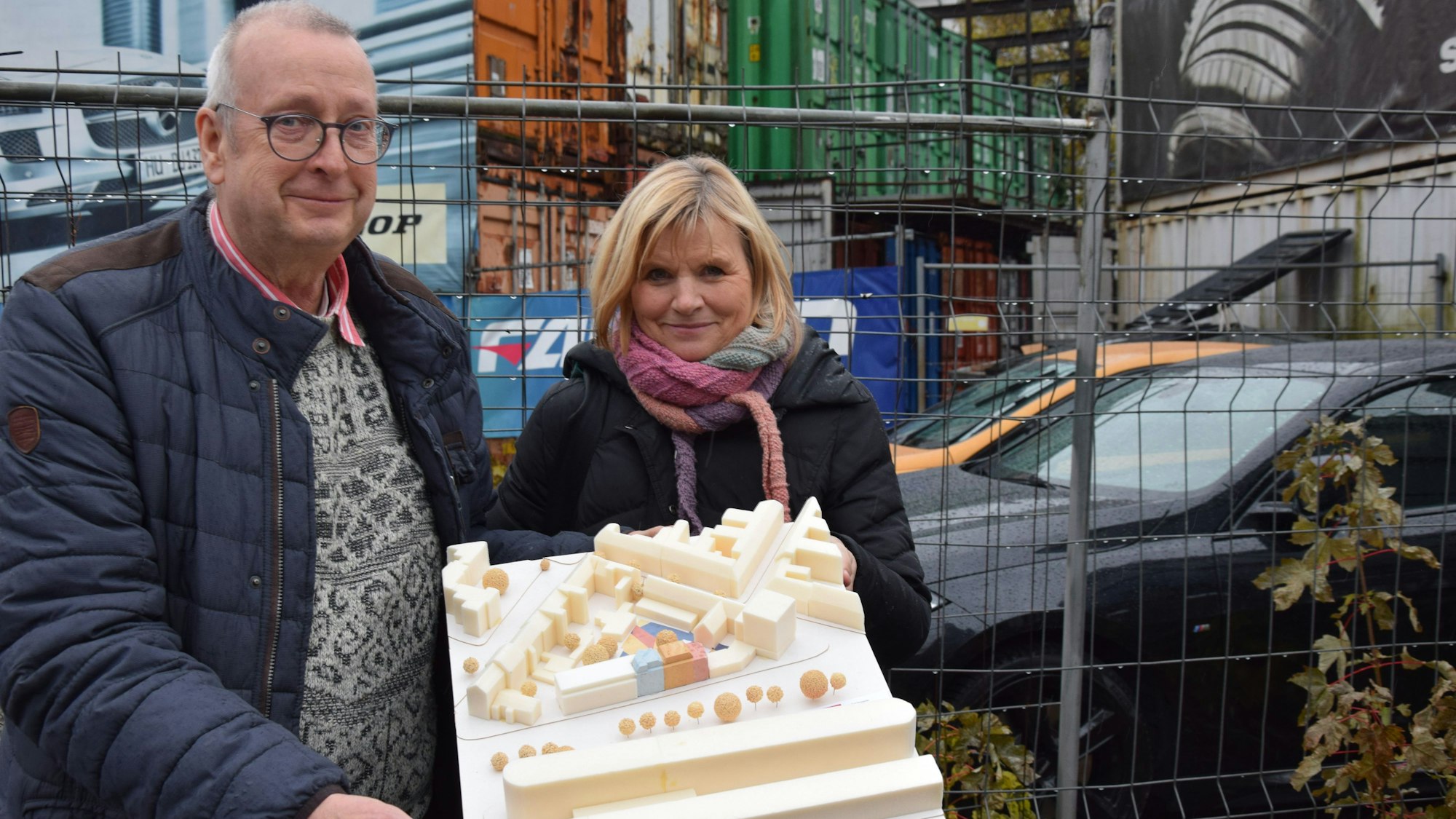 Dirk Kästel und Jutta Grumprich-Kästel von der Cultopia Stiftung mit dem Neubau-Model.