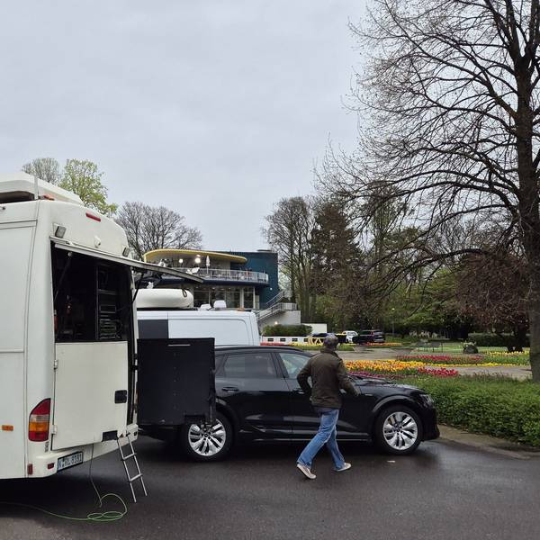 Ein Übertragungswagen vom Fernsehsender RTL steht im Rheinpark, wo der Sender eine provisorische Übertragungsstation aufgebaut hat, nachdem eine amerikanische Zehn-Zentner-Bombe am Morgen bei Baggerarbeiten im Rhein gefunden wurde. Wegen der Entschärfung der Fliegerbombe musste die Zentrale des Fernsehsenders RTL evakuiert werden. +++ dpa-Bildfunk +++
