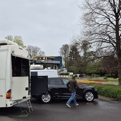 Ein Übertragungswagen vom Fernsehsender RTL steht im Rheinpark, wo der Sender eine provisorische Übertragungsstation aufgebaut hat, nachdem eine amerikanische Zehn-Zentner-Bombe am Morgen bei Baggerarbeiten im Rhein gefunden wurde. Wegen der Entschärfung der Fliegerbombe musste die Zentrale des Fernsehsenders RTL evakuiert werden. +++ dpa-Bildfunk +++