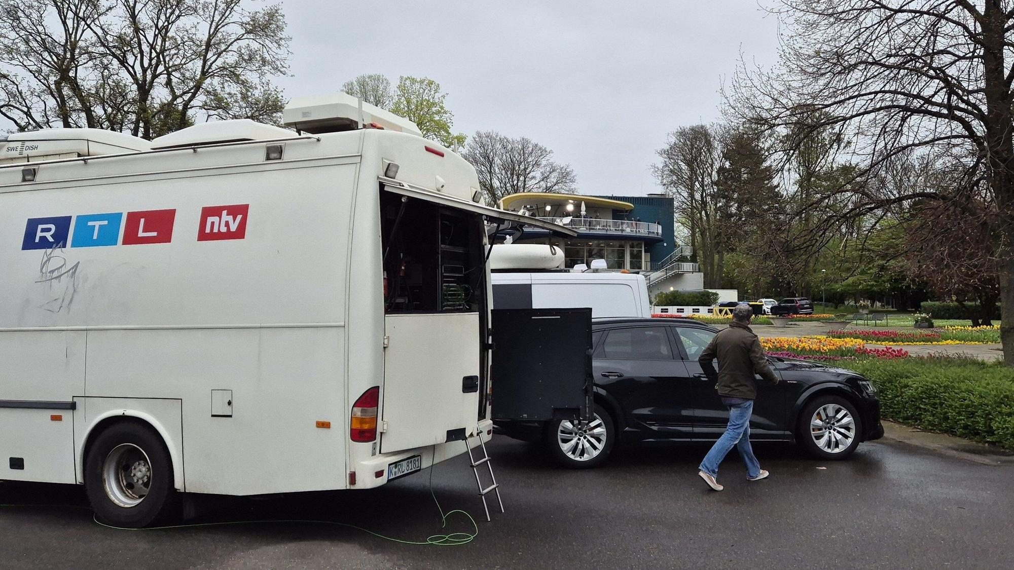 Ein Übertragungswagen vom Fernsehsender RTL steht im Rheinpark, wo der Sender eine provisorische Übertragungsstation aufgebaut hat, nachdem eine amerikanische Zehn-Zentner-Bombe am Morgen bei Baggerarbeiten im Rhein gefunden wurde. Wegen der Entschärfung der Fliegerbombe musste die Zentrale des Fernsehsenders RTL evakuiert werden. +++ dpa-Bildfunk +++