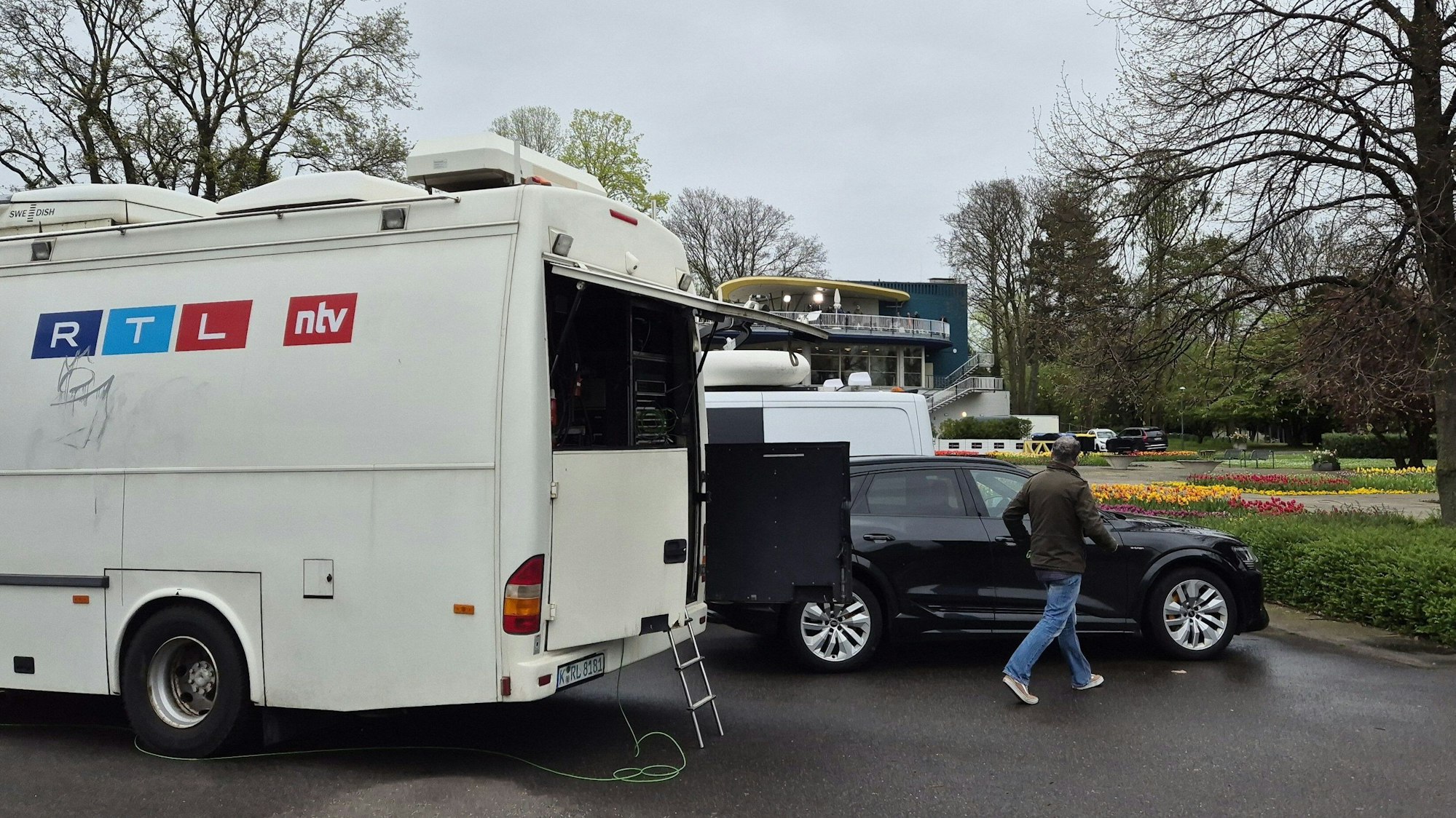 Ein Übertragungswagen vom Fernsehsender RTL steht im Rheinpark, wo der Sender eine provisorische Übertragungsstation aufgebaut hat, nachdem eine amerikanische Zehn-Zentner-Bombe am Morgen bei Baggerarbeiten im Rhein gefunden wurde. Wegen der Entschärfung der Fliegerbombe musste die Zentrale des Fernsehsenders RTL evakuiert werden. +++ dpa-Bildfunk +++