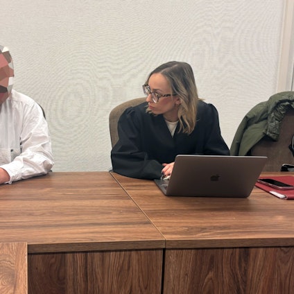 Der Angeklagte beim Prozessauftakt vor dem Kölner Landgericht zur Bluttat von Hoffnungsthal vom 17. März 2025. (Archivbild)