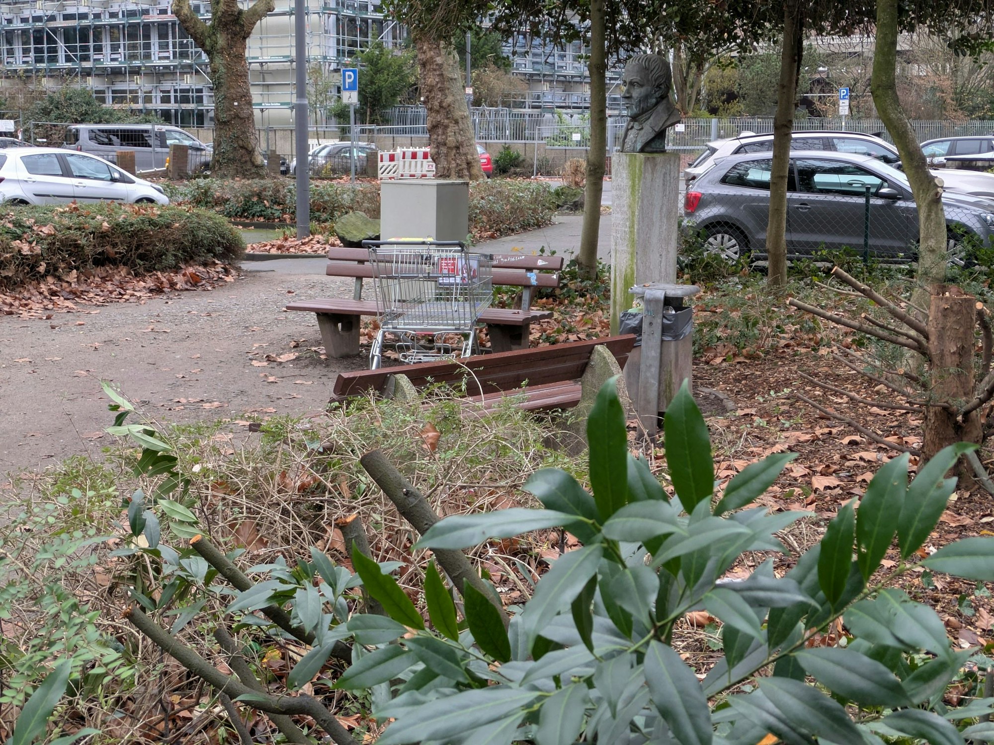 Der Fürstenbergplatz in Opladen mit Rat-Deycks-Büste