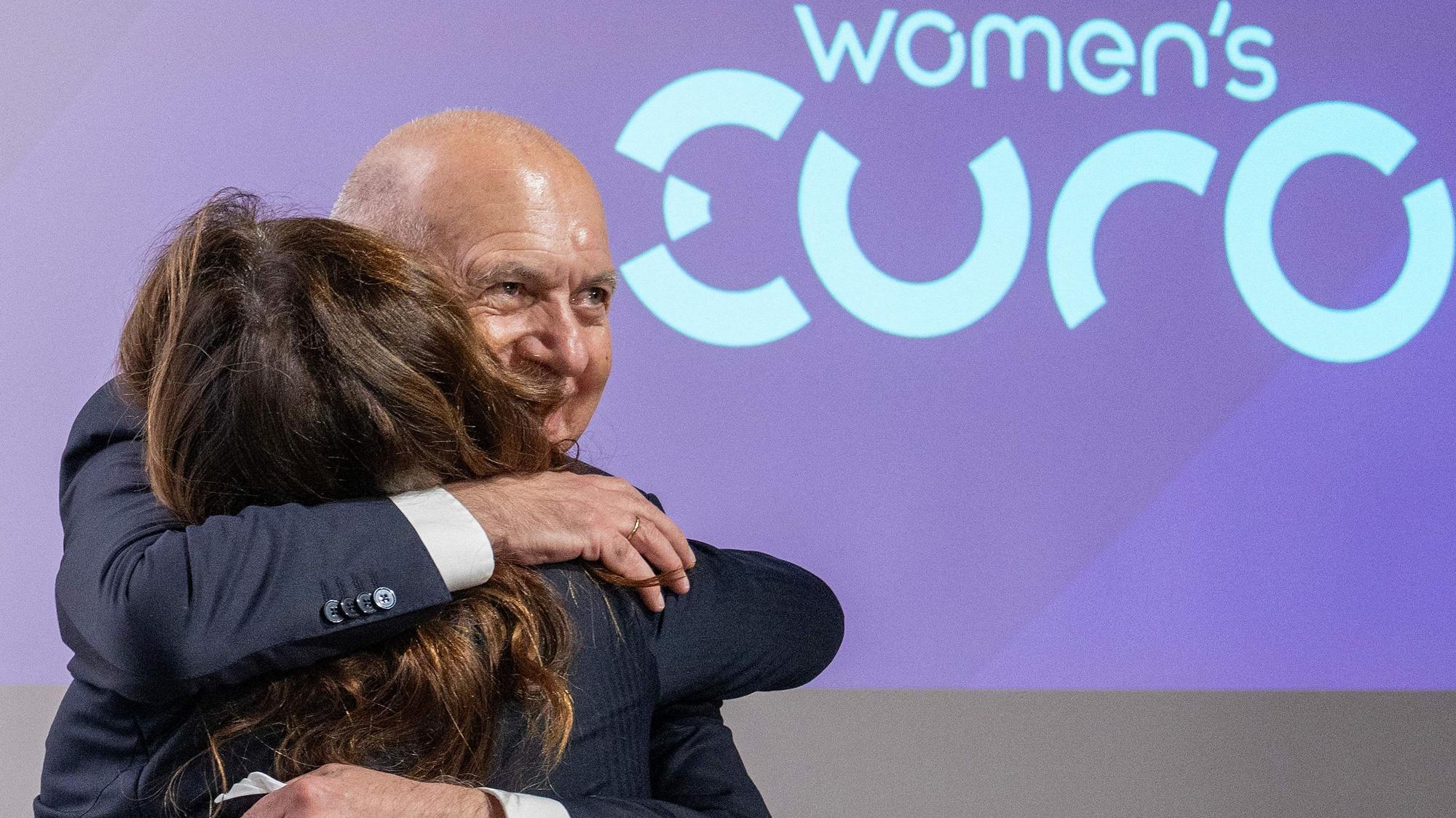 DFB-Präsident Bernd Neuendorf (rechts), feiert mit Nadine Kessler, Direktorin für Frauenfußball bei der UEFA, nachdem Deutschland zum Austragungsort der EURO 2029 gewählt wurde.