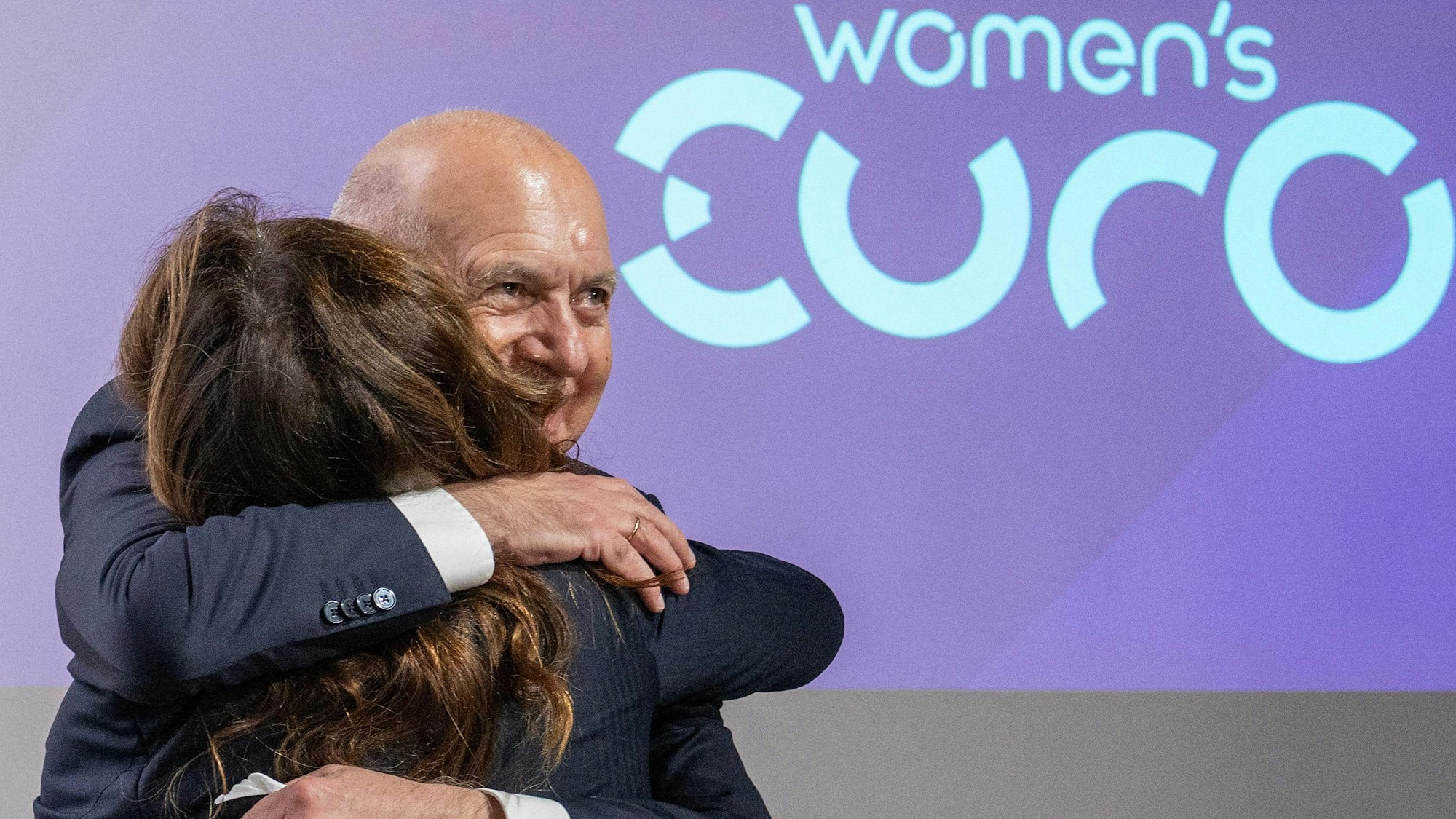 DFB-Präsident Bernd Neuendorf (rechts), feiert mit Nadine Kessler, Direktorin für Frauenfußball bei der UEFA, nachdem Deutschland zum Austragungsort der EURO 2029 gewählt wurde.