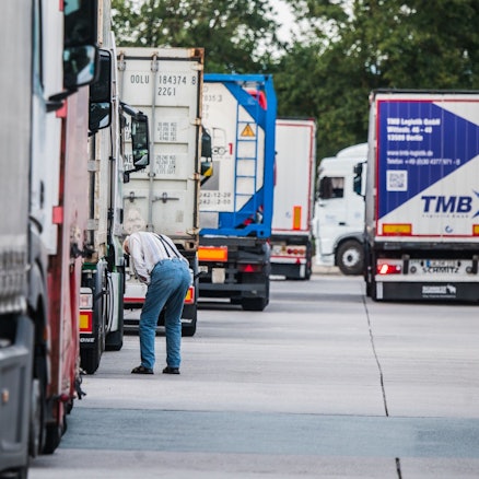 NRW-Innenminister Herbert Reul (CDU) macht sich Sorgen wegen überfüllter Lkw-Parkplätze an Autobahnen. (Symbolfoto)
