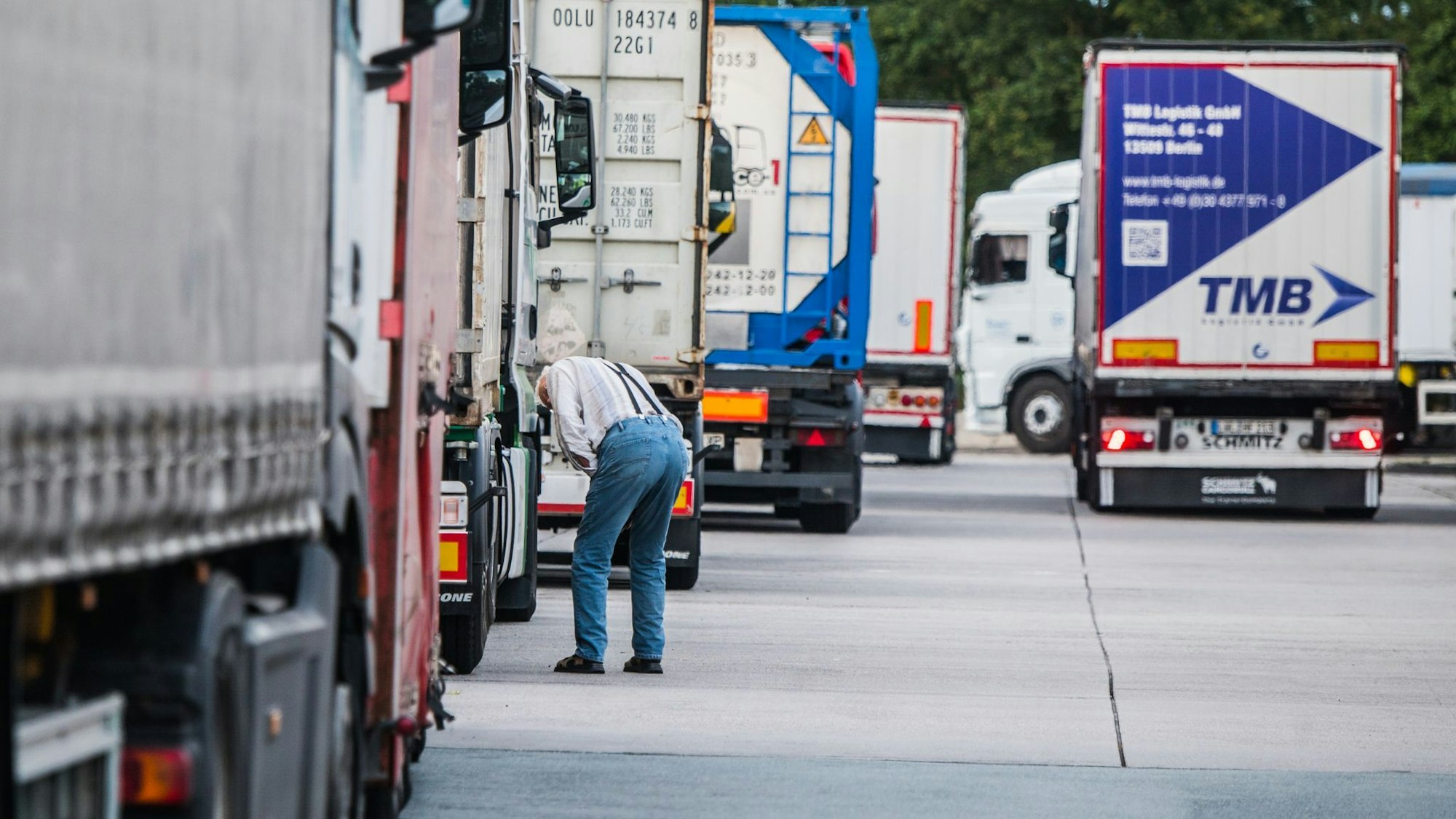 NRW-Innenminister Herbert Reul (CDU) macht sich Sorgen wegen überfüllter Lkw-Parkplätze an Autobahnen. (Symbolfoto)
