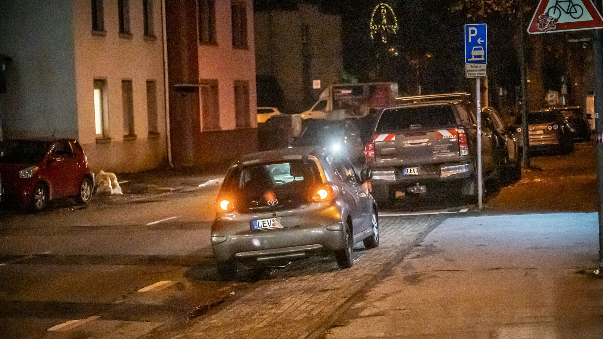 Manforter Straße: Auto parkt auf einem markierten Radstreifen Bild: Ralf Krieger