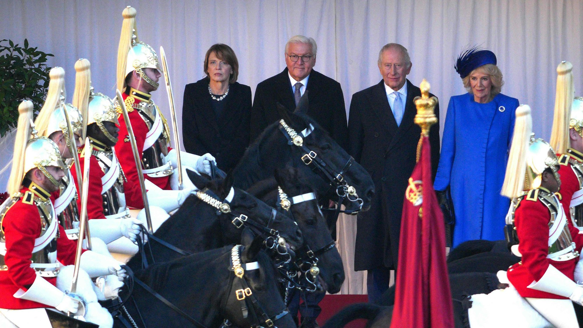 König Charles, Königin Camilla, Bundespräsident Frank-Walter Steinmeier und seine Frau Elke Büdenbender verfolgen die feierliche Begrüßung der Life Guards im Innenhof von Schloss Windsor.
